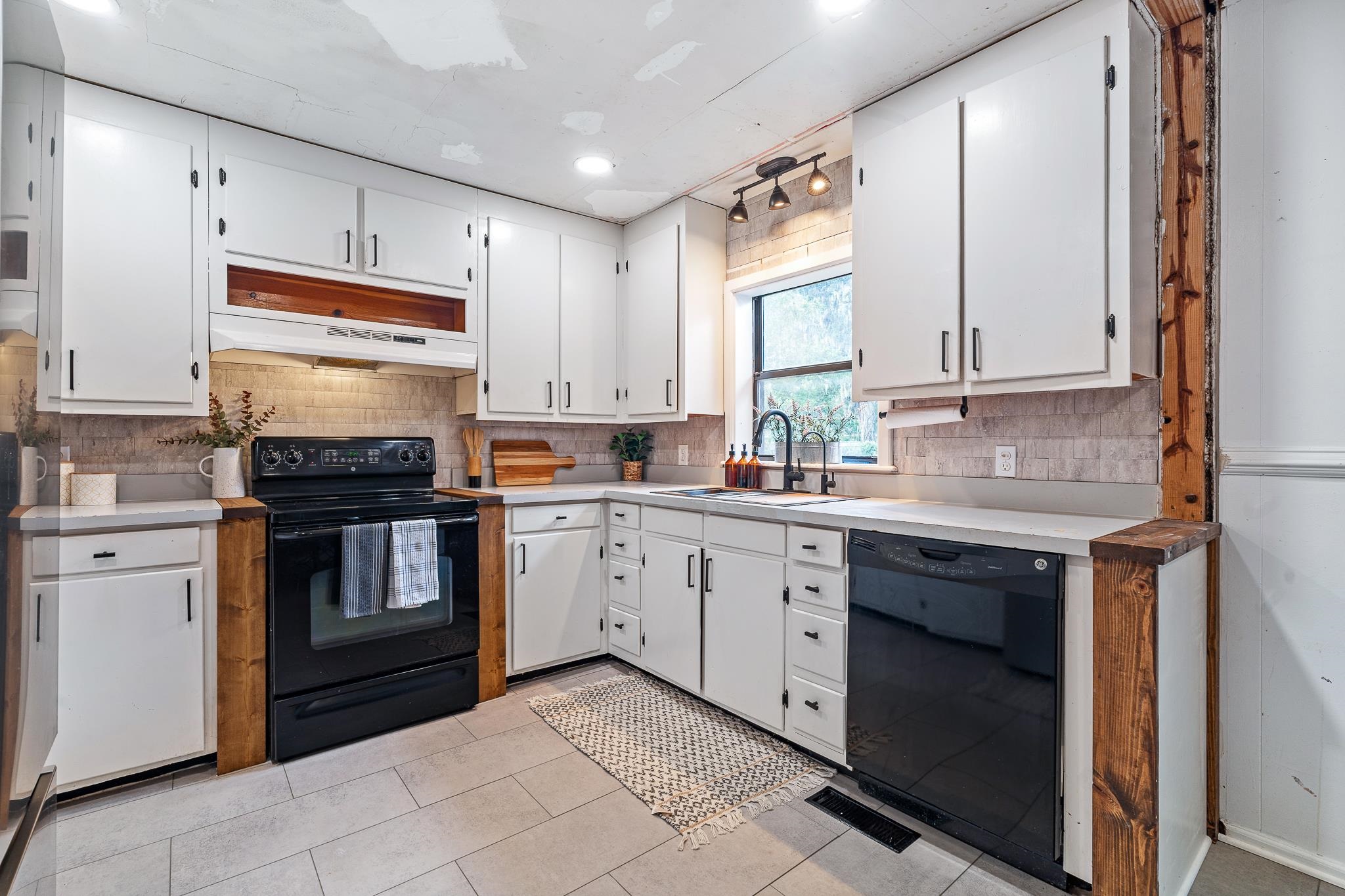 Image 11 of 32 For 5829 Cherry Laurel Dr