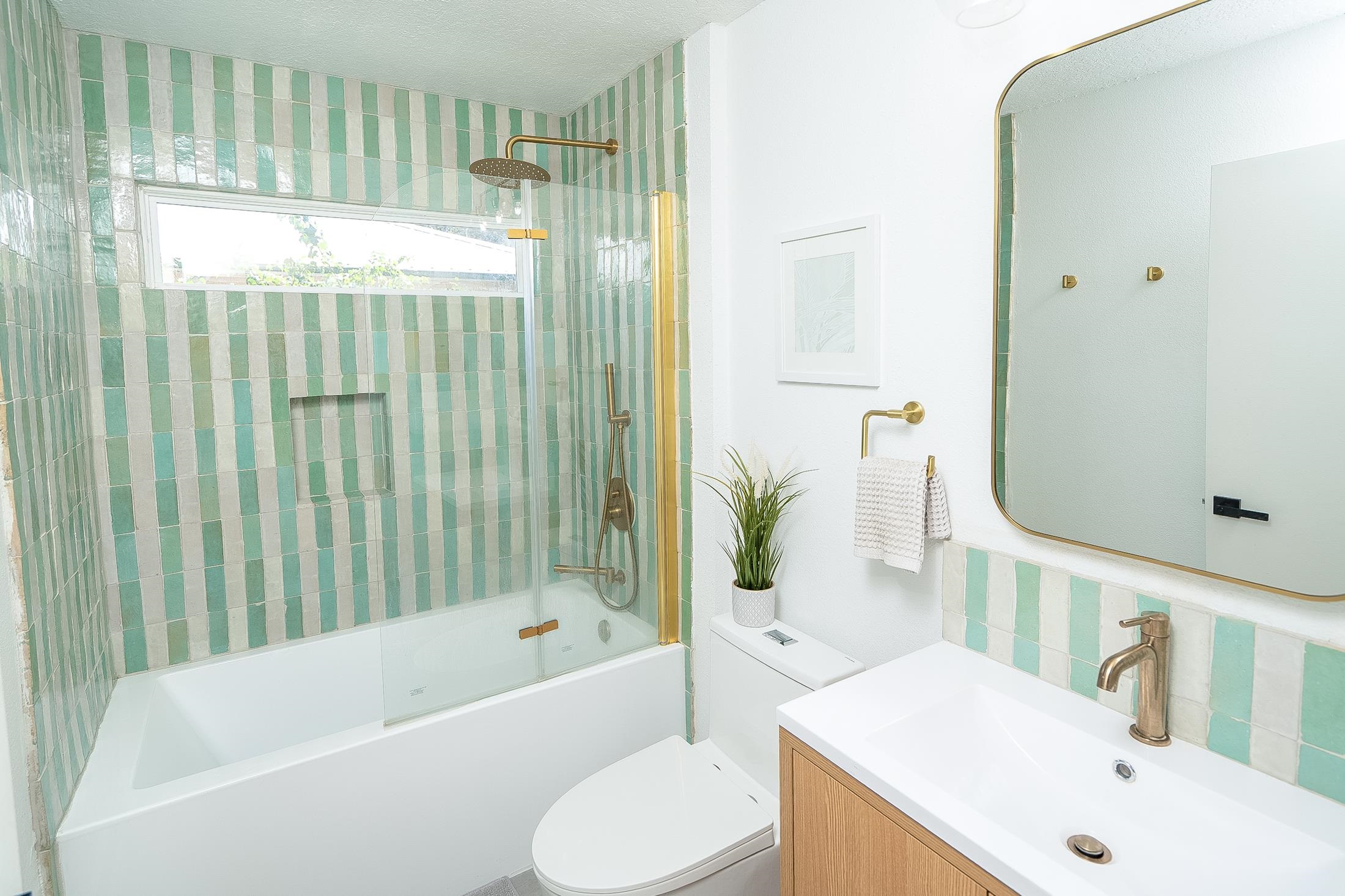 Image 4 of 55 For 215 4th St  