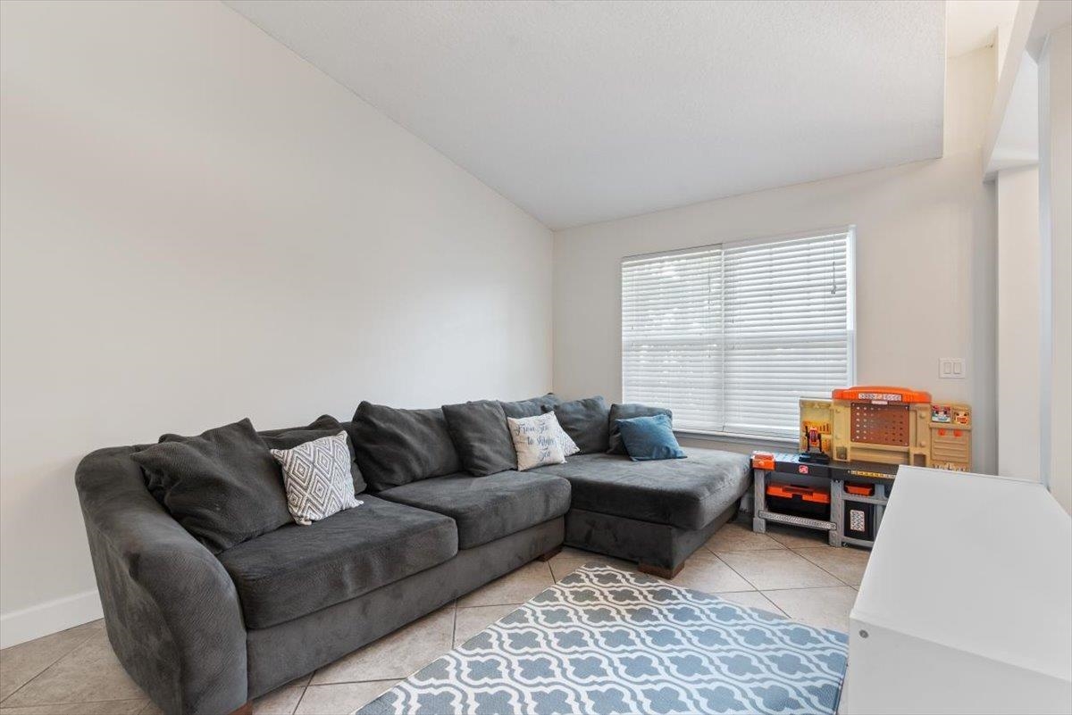 Image 6 of 50 For 2066 Forest Gate Dr E