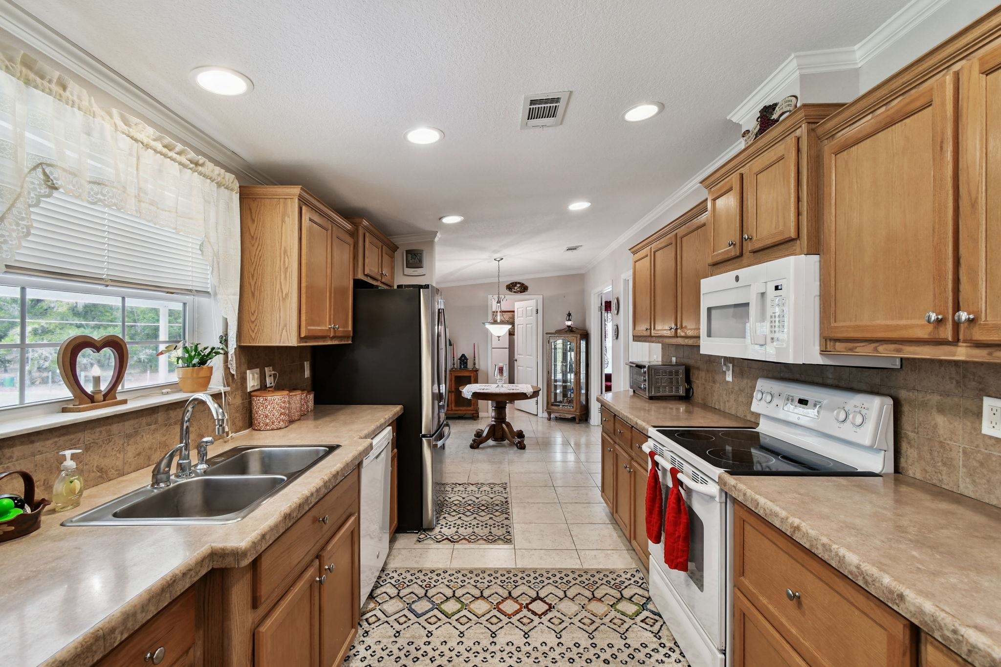 Image 10 of 90 For 135 Lake Como Dr