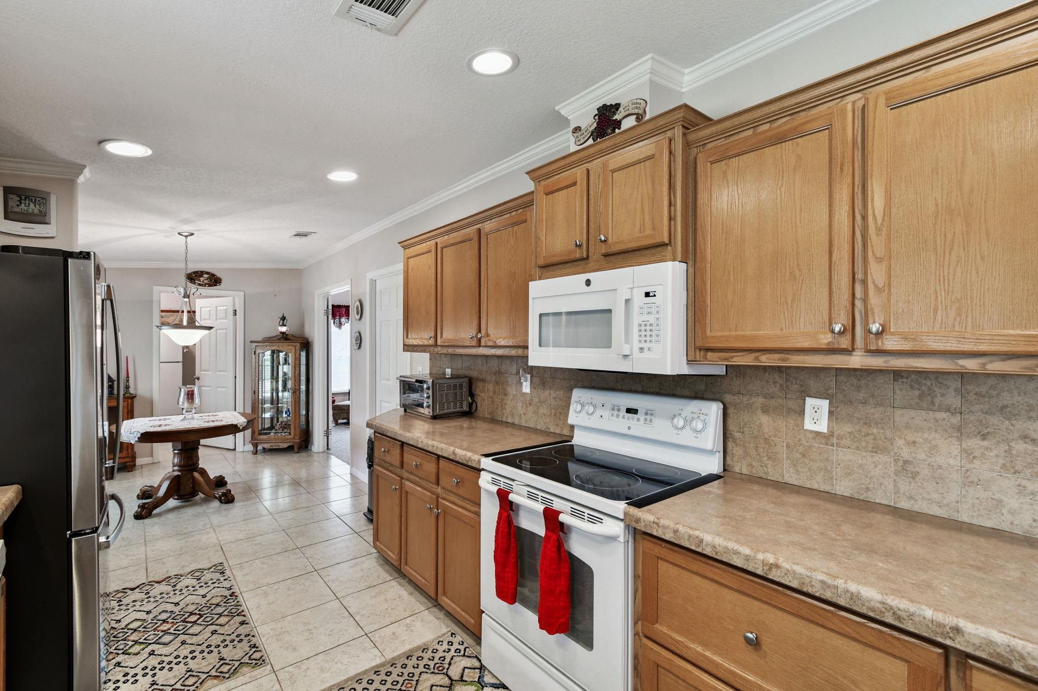 Image 11 of 90 For 135 Lake Como Dr