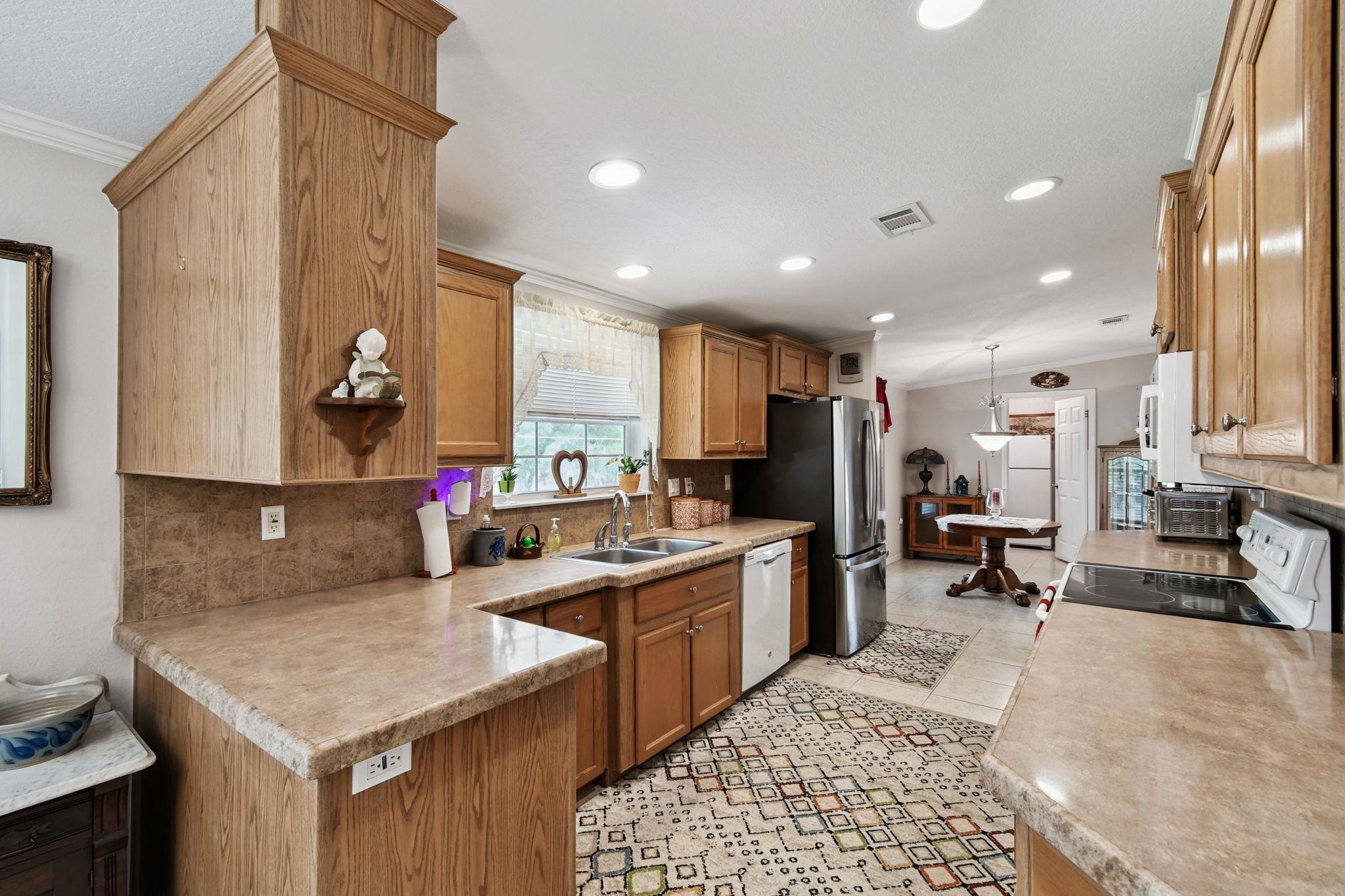 Image 14 of 90 For 135 Lake Como Dr