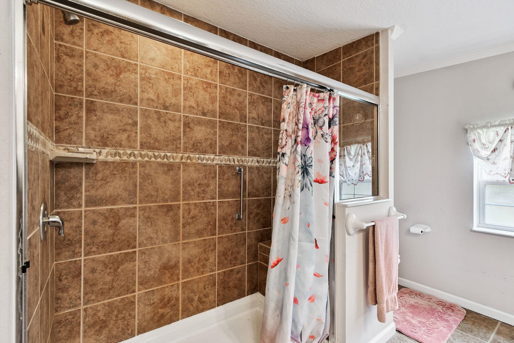 Image 28 of 90 For 135 Lake Como Dr