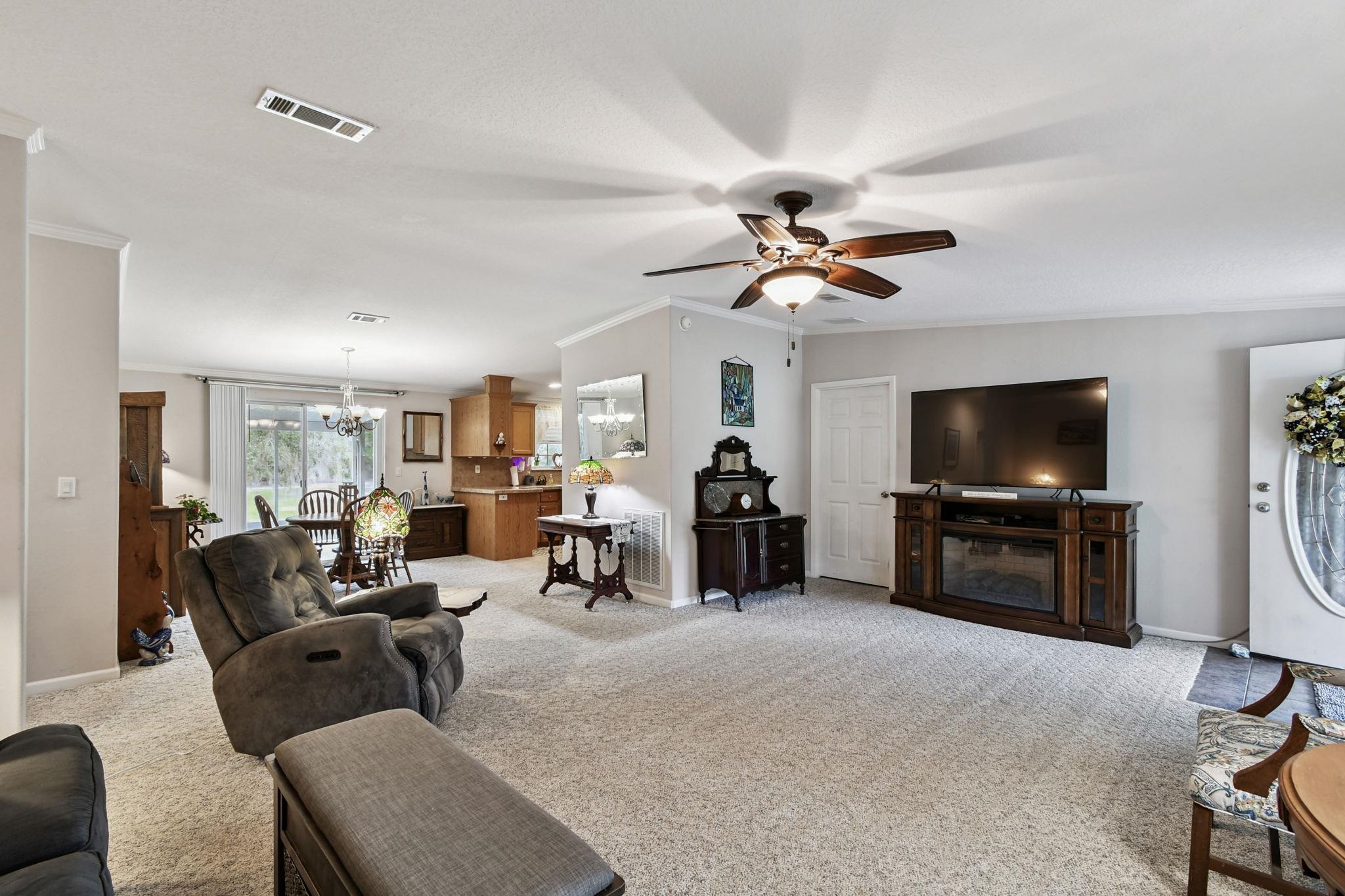 Image 35 of 90 For 135 Lake Como Dr