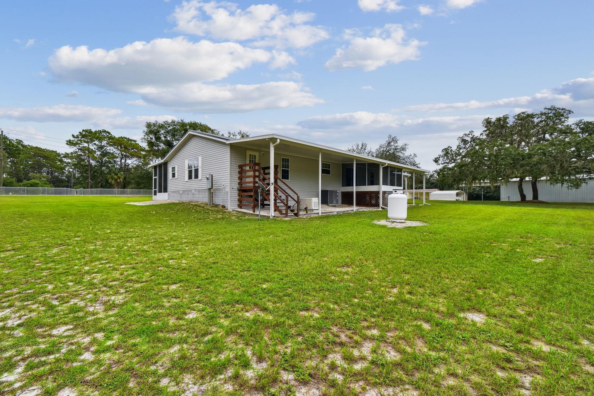 Image 44 of 90 For 135 Lake Como Dr