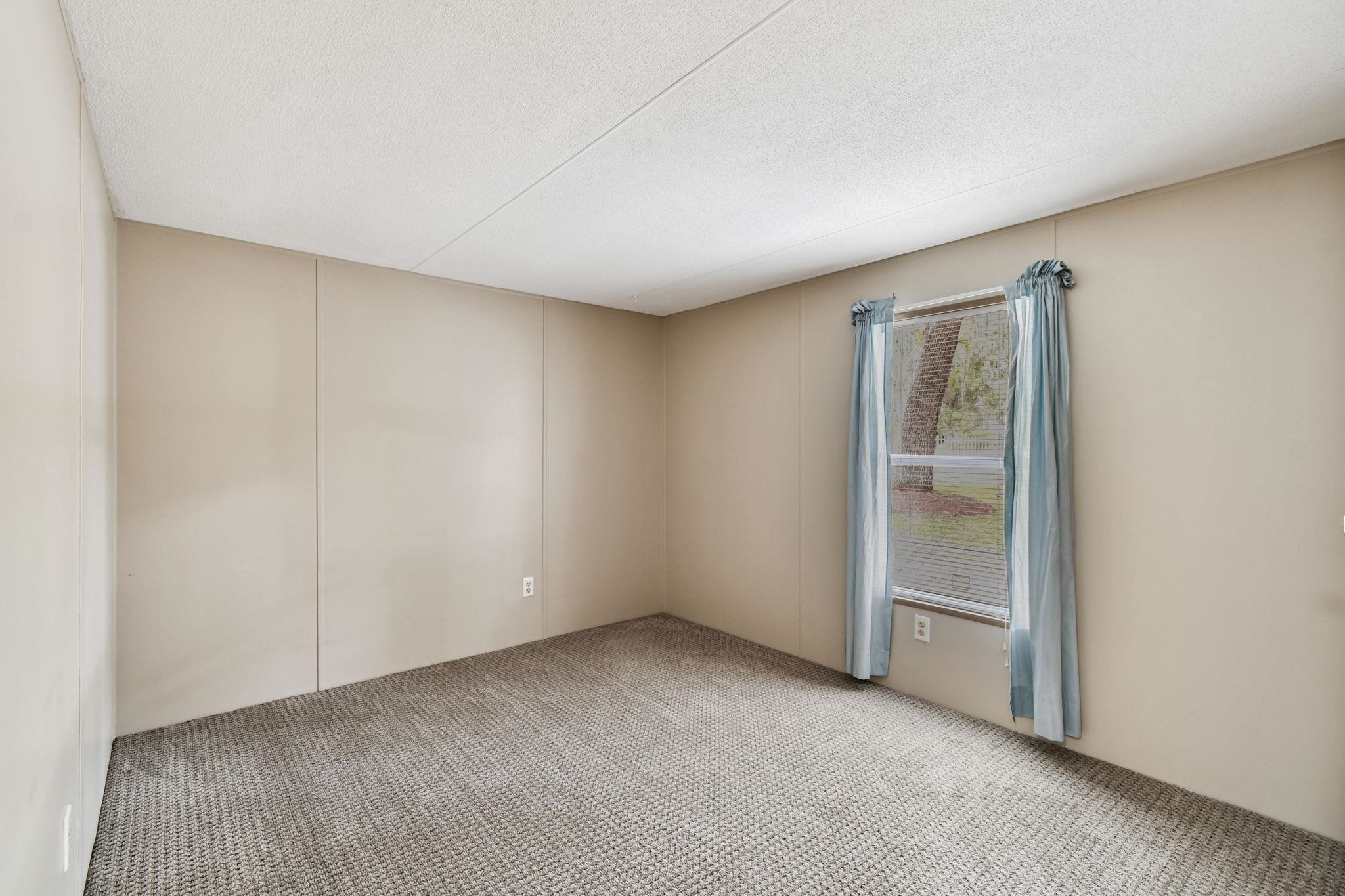 Image 48 of 90 For 135 Lake Como Dr