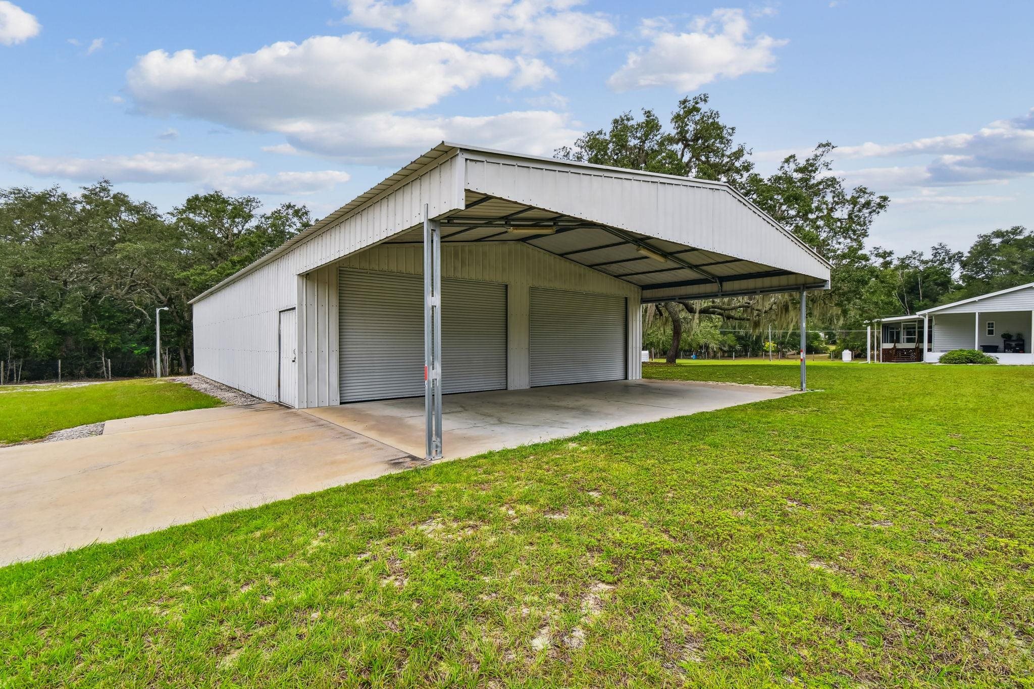 Image 5 of 90 For 135 Lake Como Dr