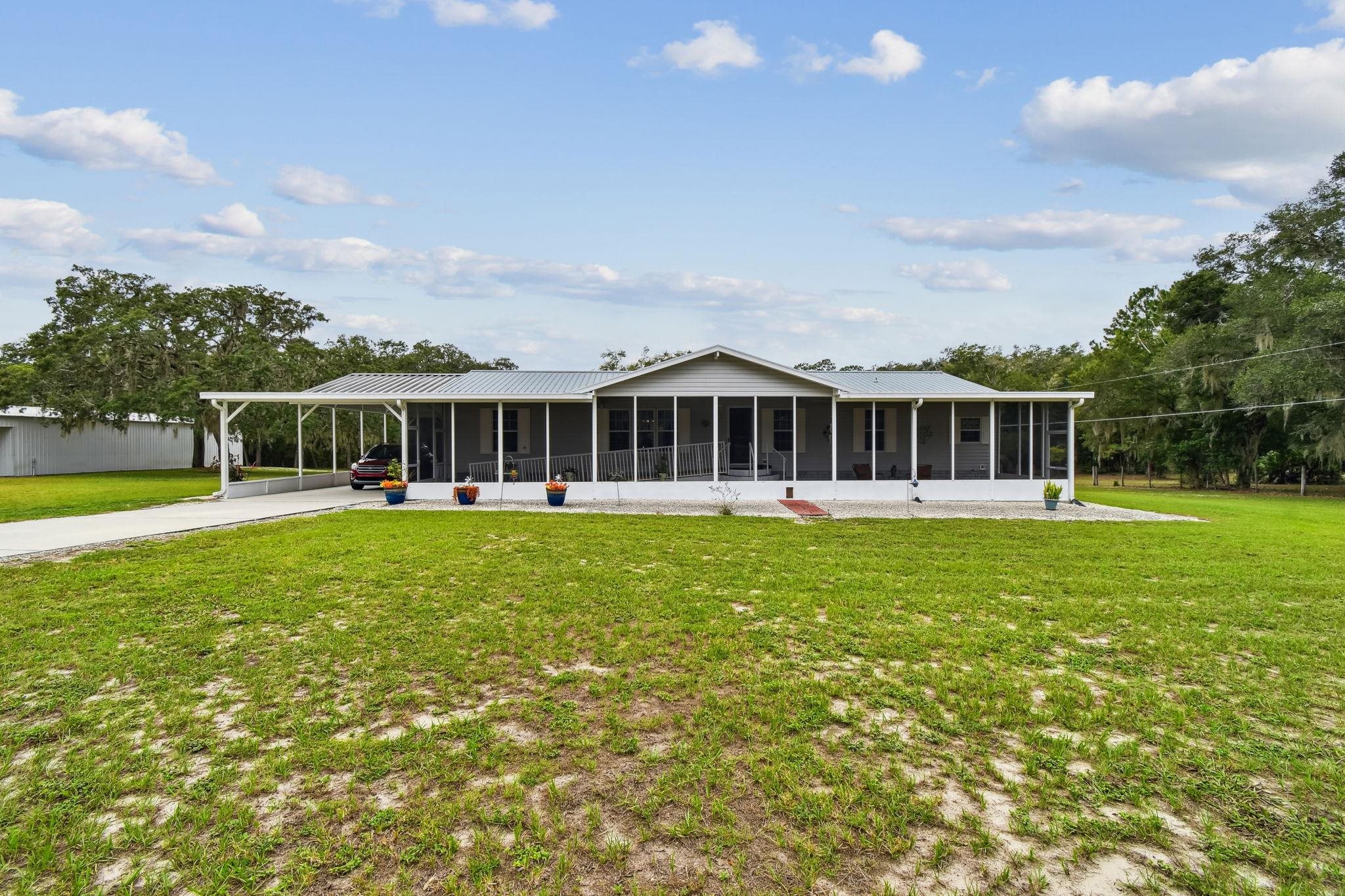 Image 7 of 90 For 135 Lake Como Dr