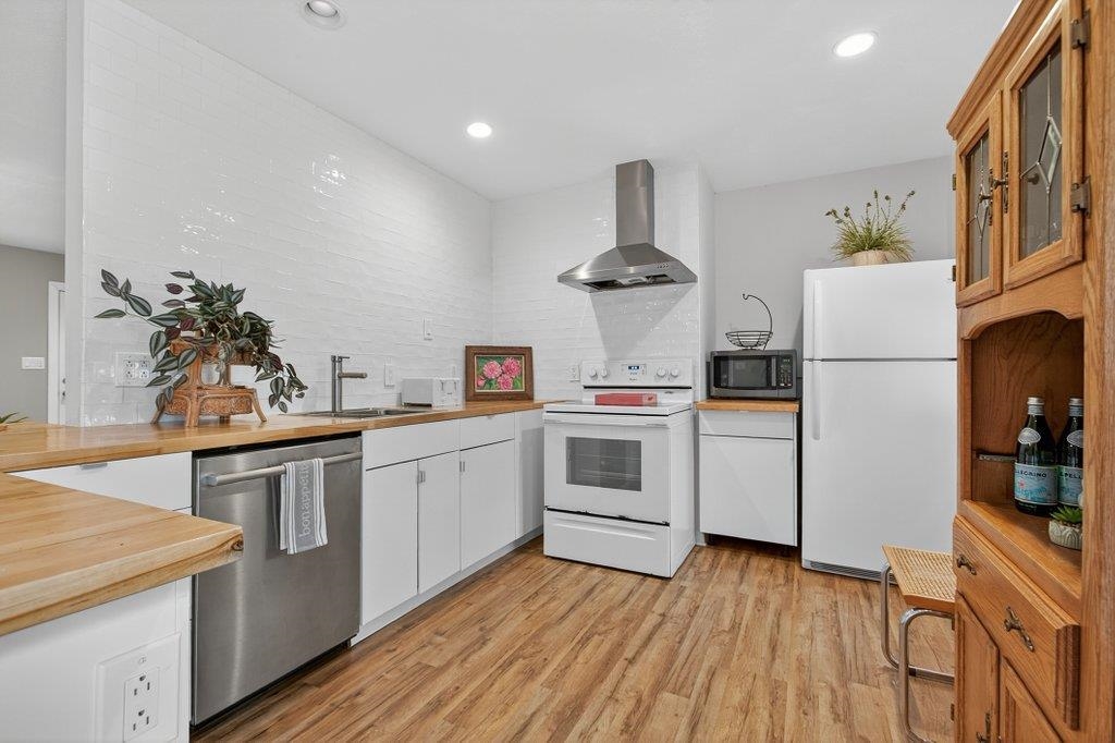 Image 12 of 53 For 20 Aviles Dr