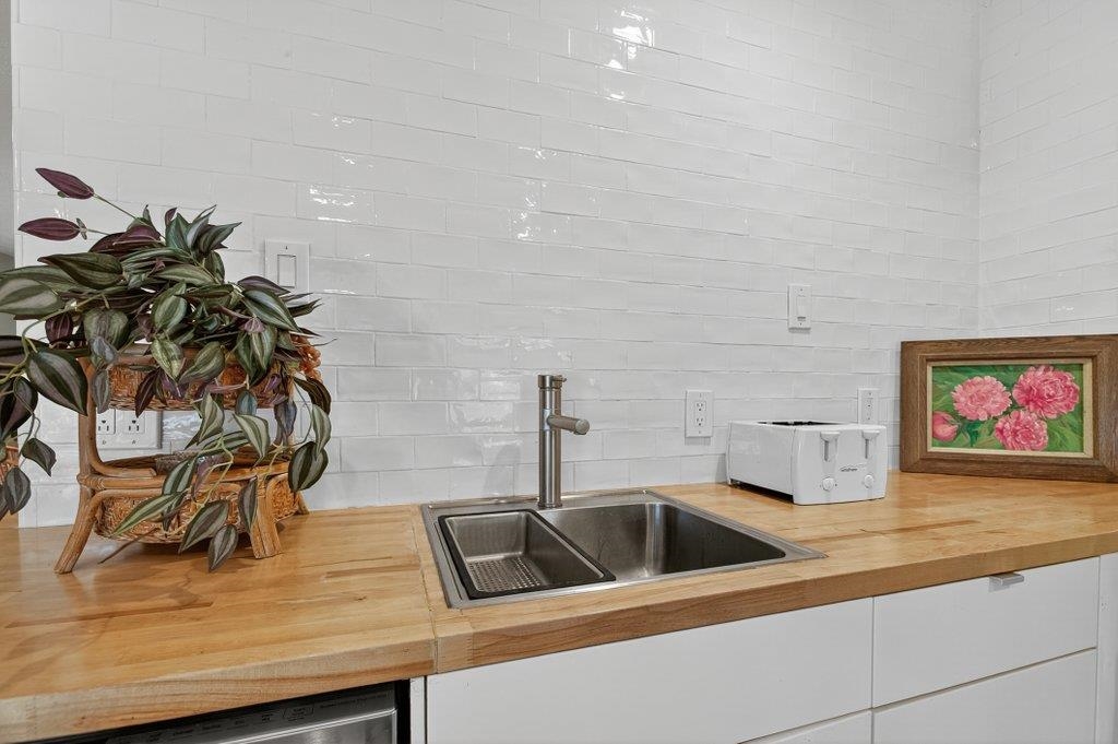 Image 13 of 53 For 20 Aviles Dr