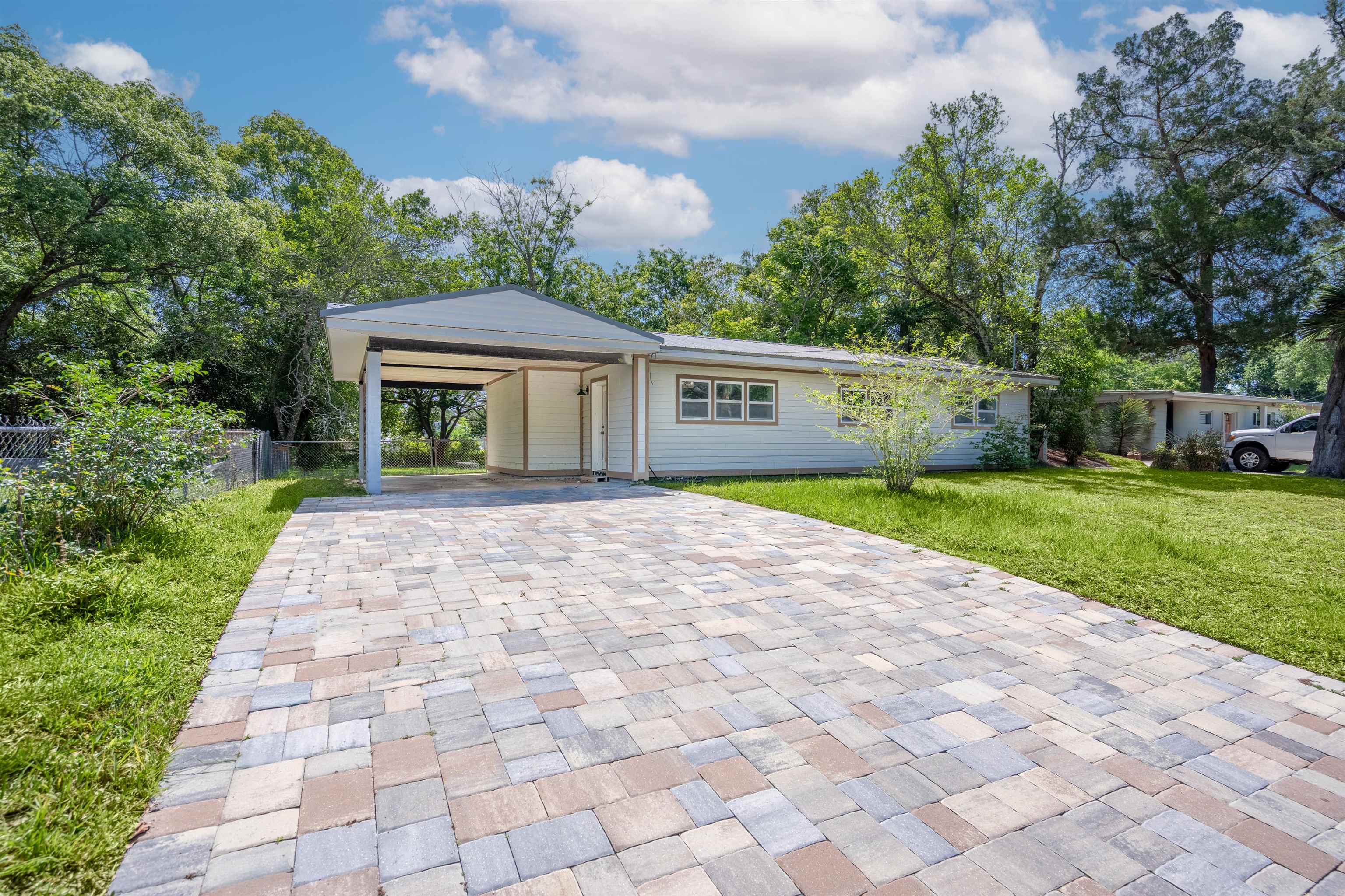 Image 14 of 35 For 227 Whitney Street N