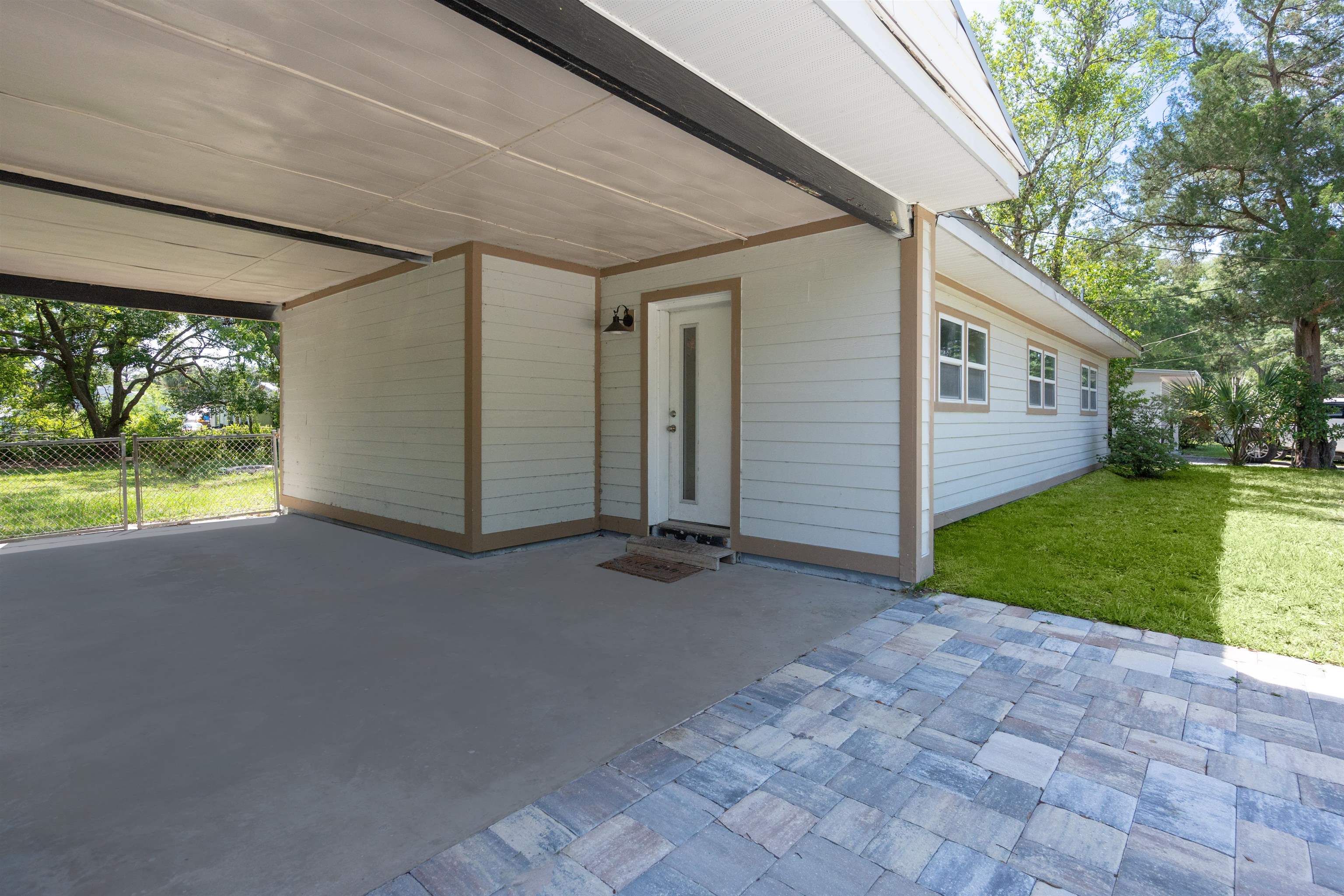 Image 15 of 35 For 227 Whitney Street N