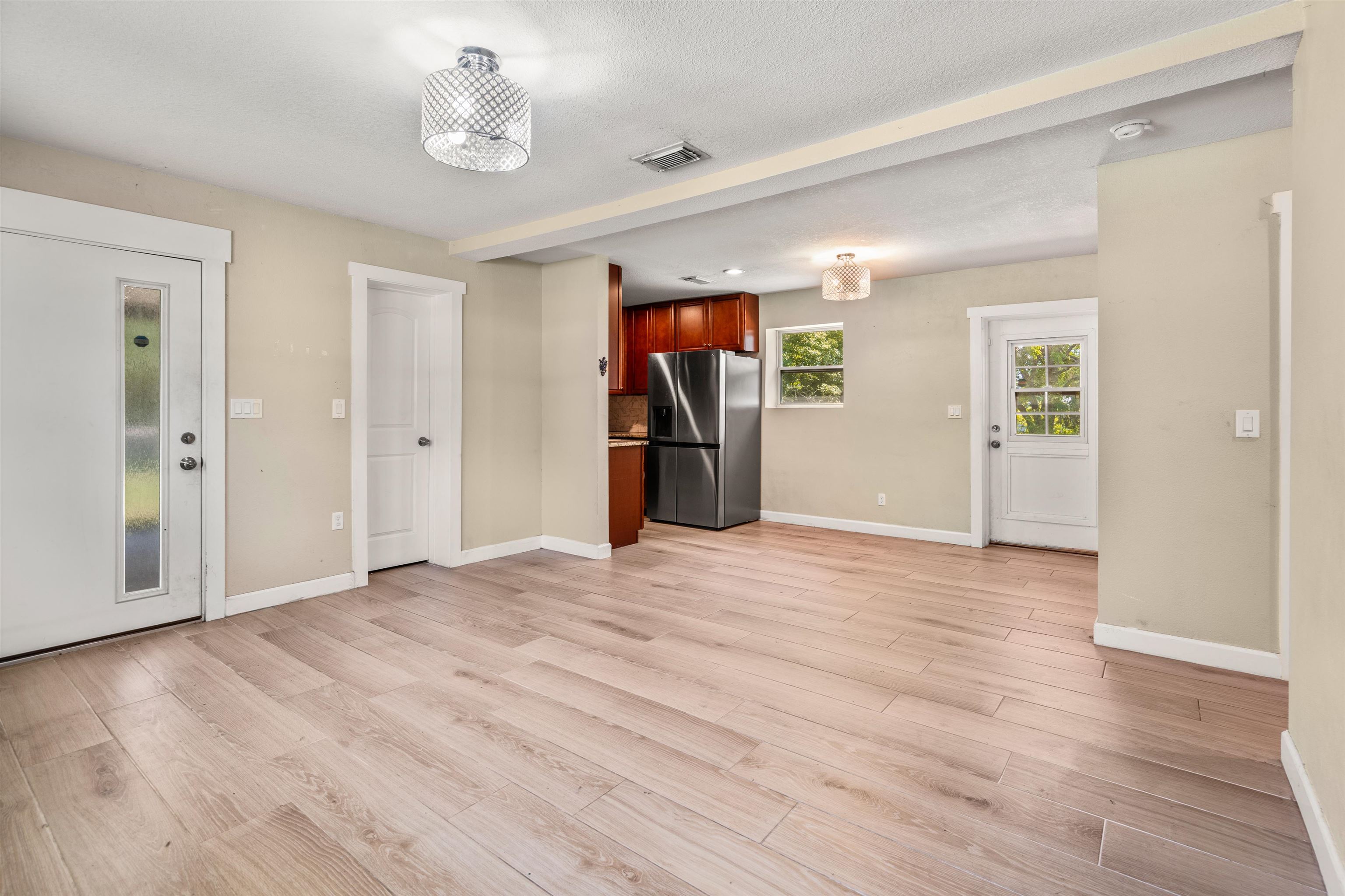 Image 17 of 35 For 227 Whitney Street N