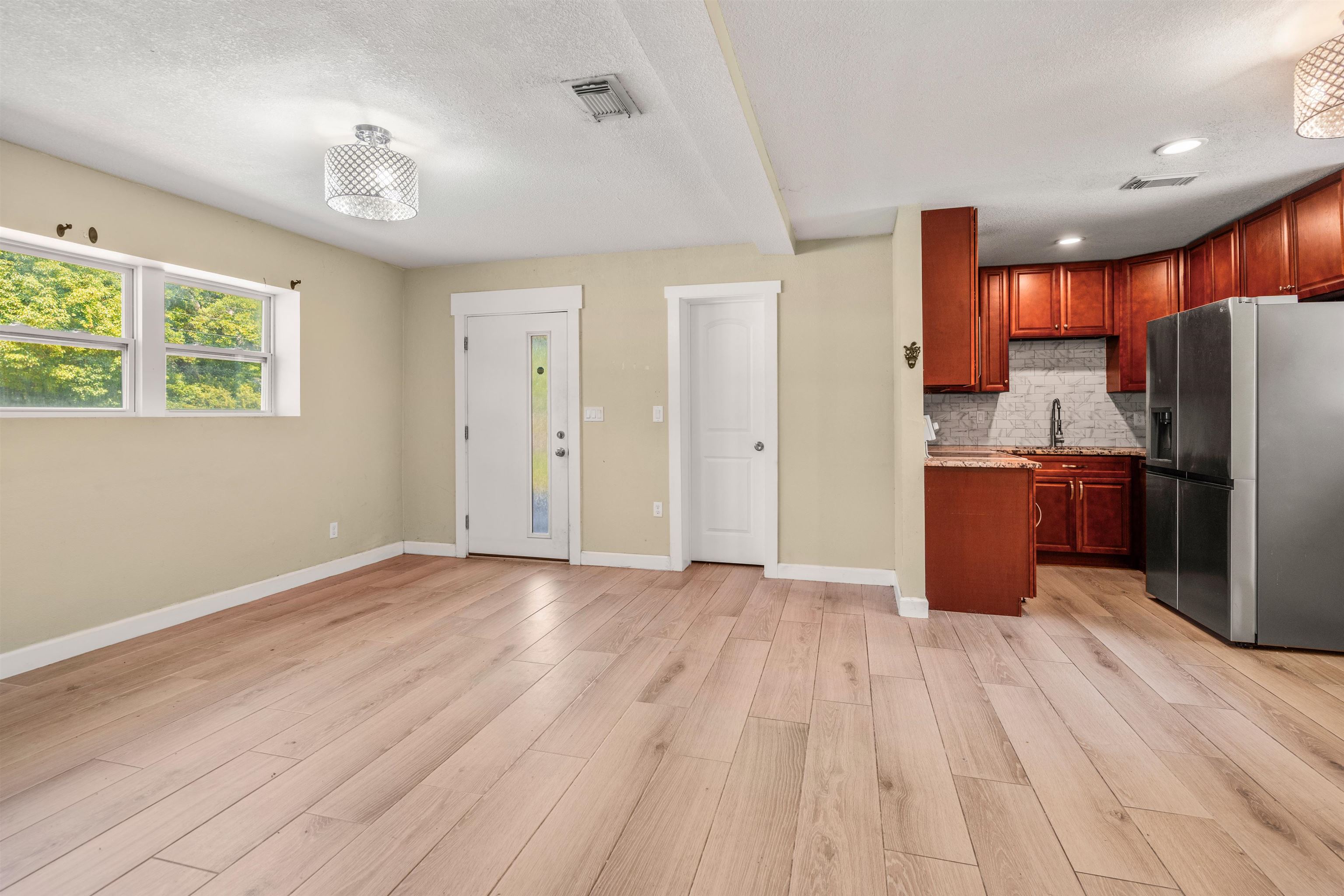 Image 18 of 35 For 227 Whitney Street N