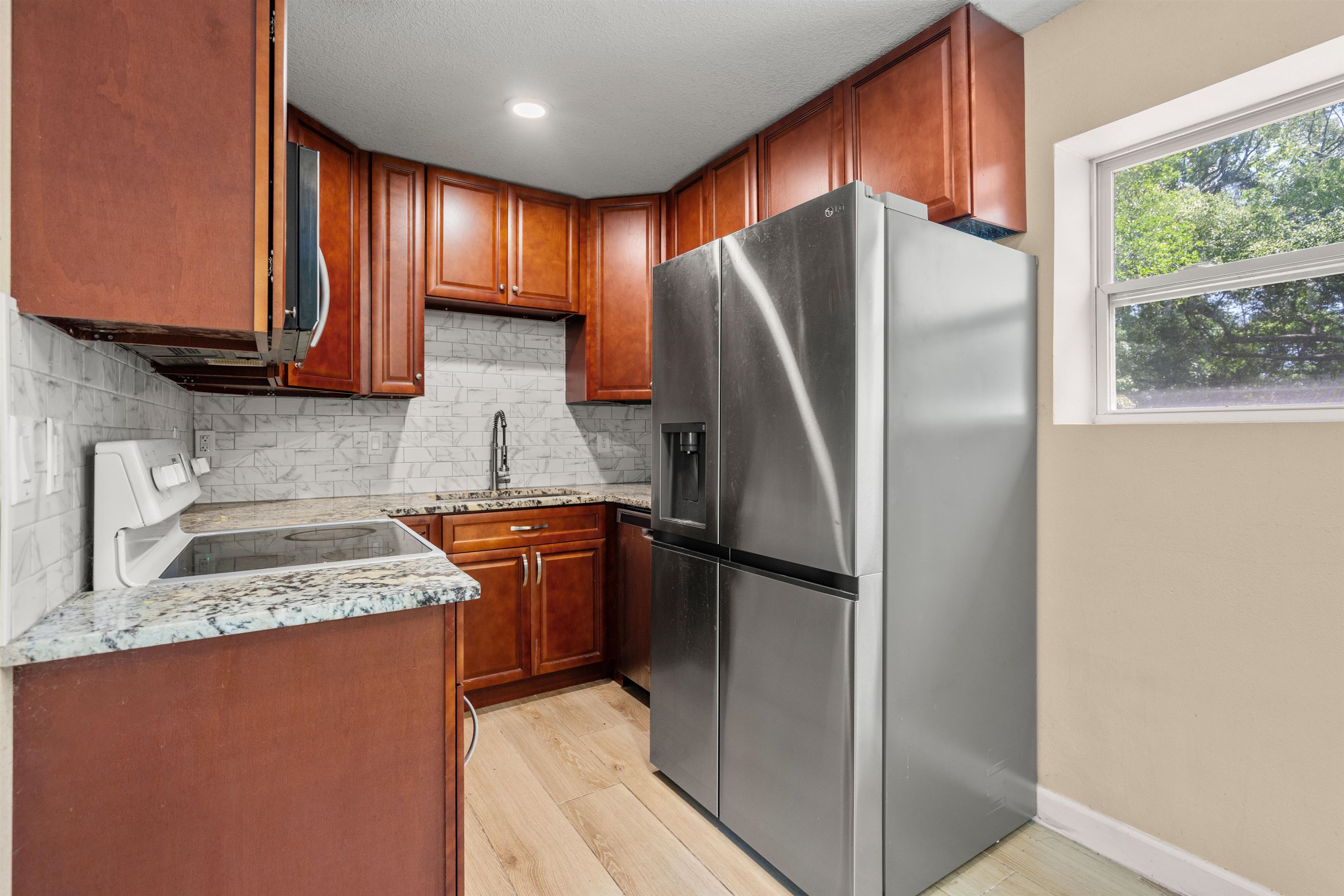 Image 21 of 35 For 227 Whitney Street N