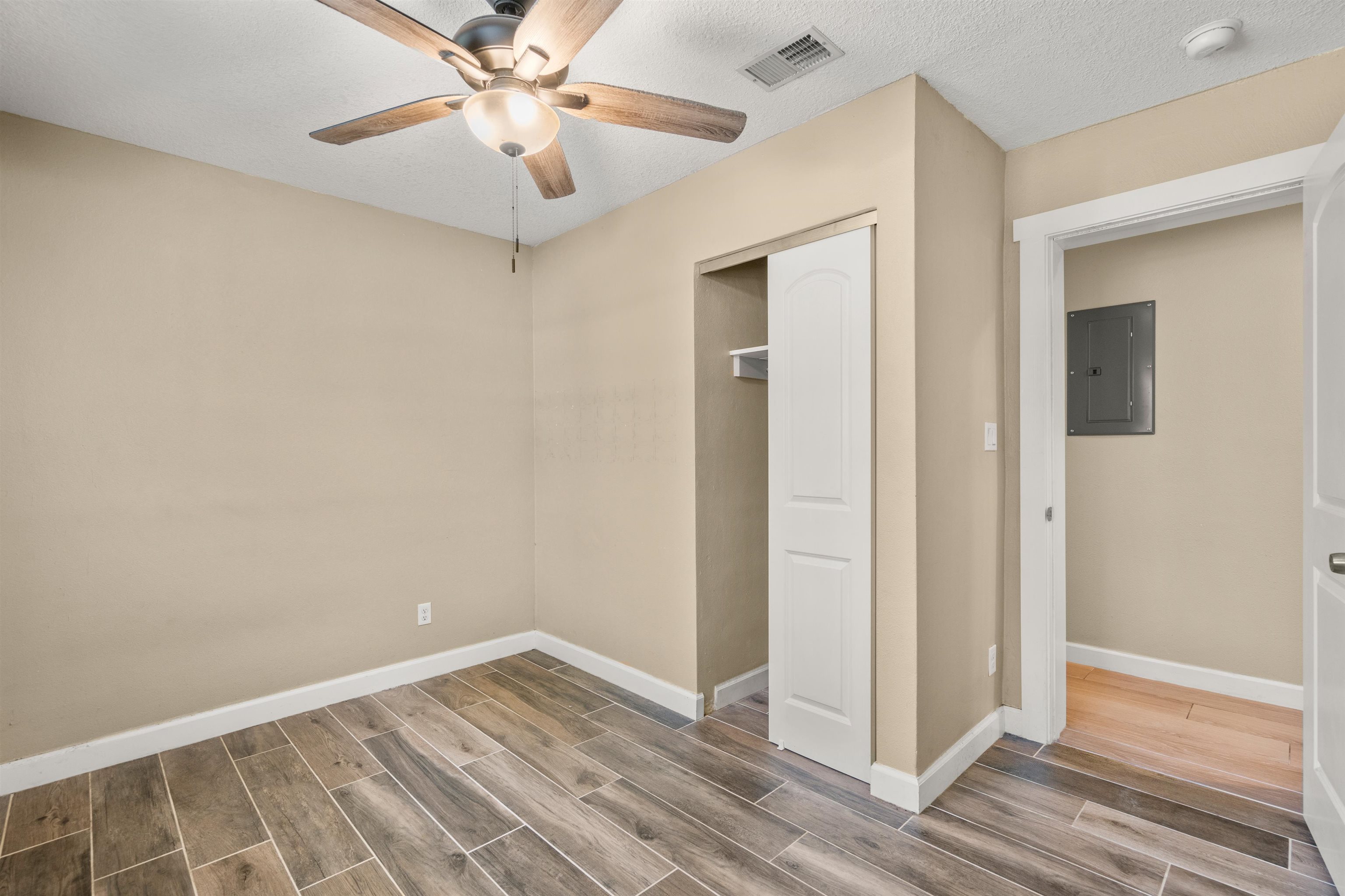 Image 26 of 35 For 227 Whitney Street N