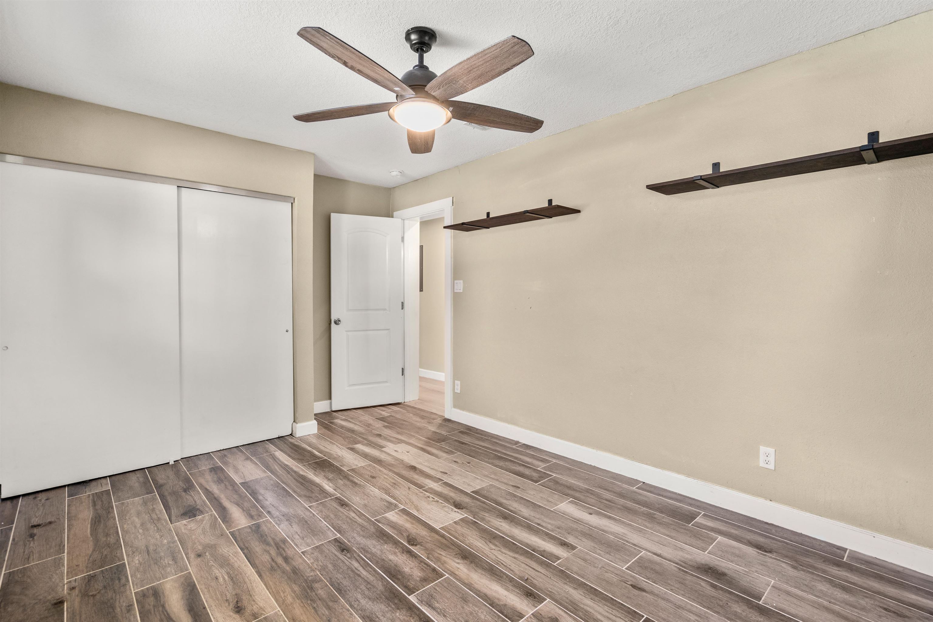 Image 28 of 35 For 227 Whitney Street N