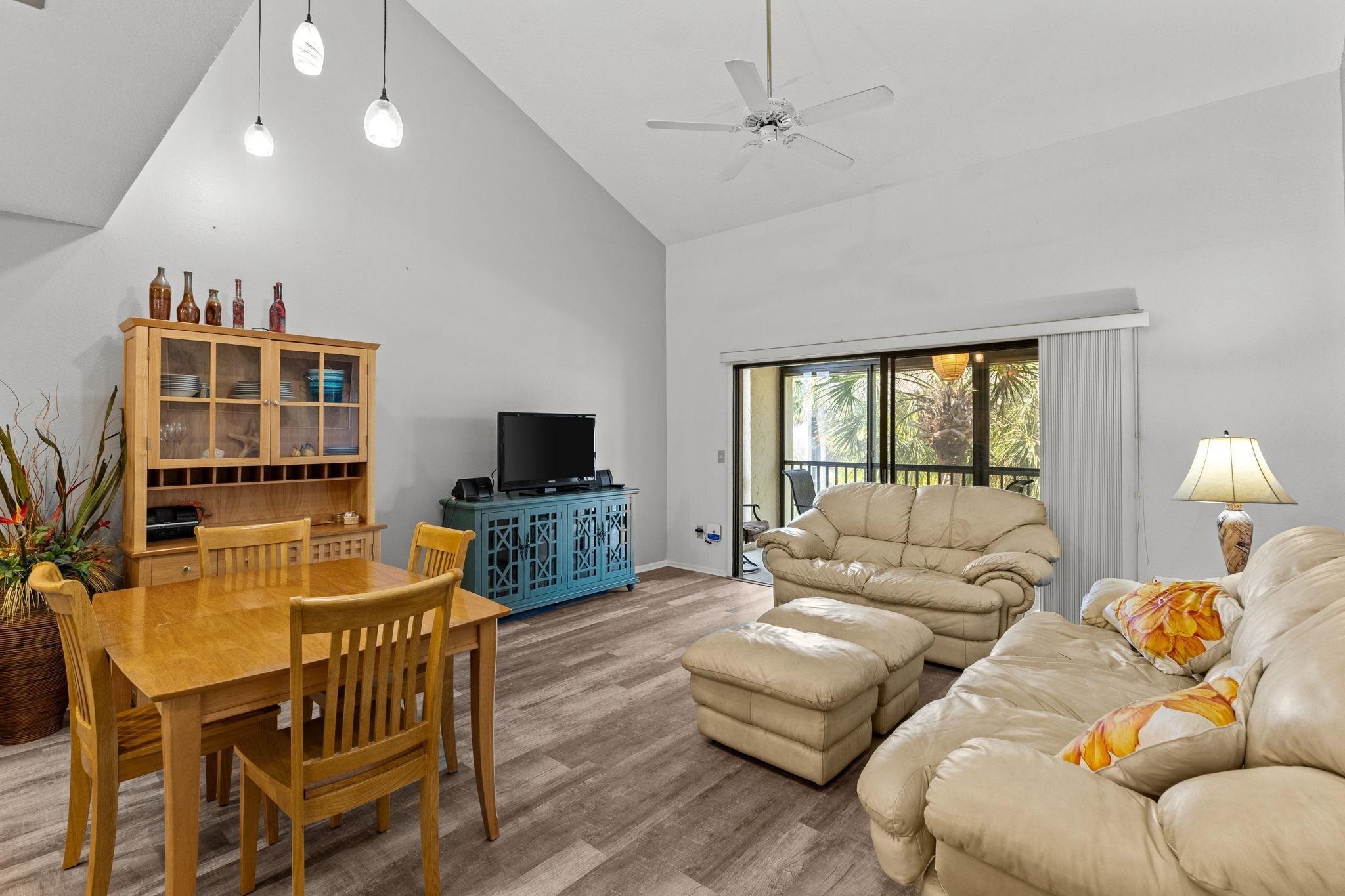 Image 11 of 42 For 66 Village Las Palmas Cir