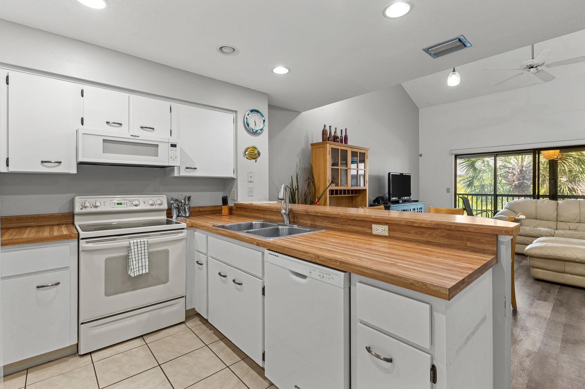 Image 9 of 42 For 66 Village Las Palmas Cir