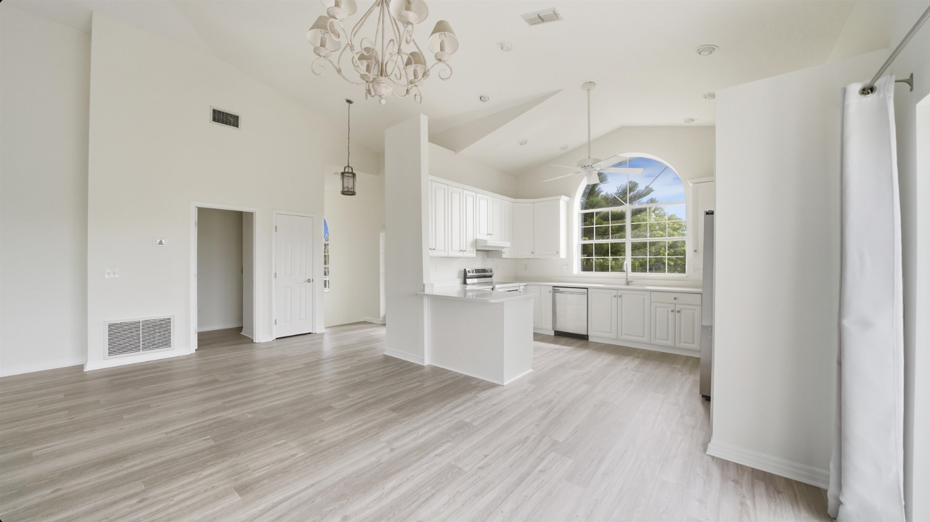 Image 11 of 73 For 300 Riverside Blvd