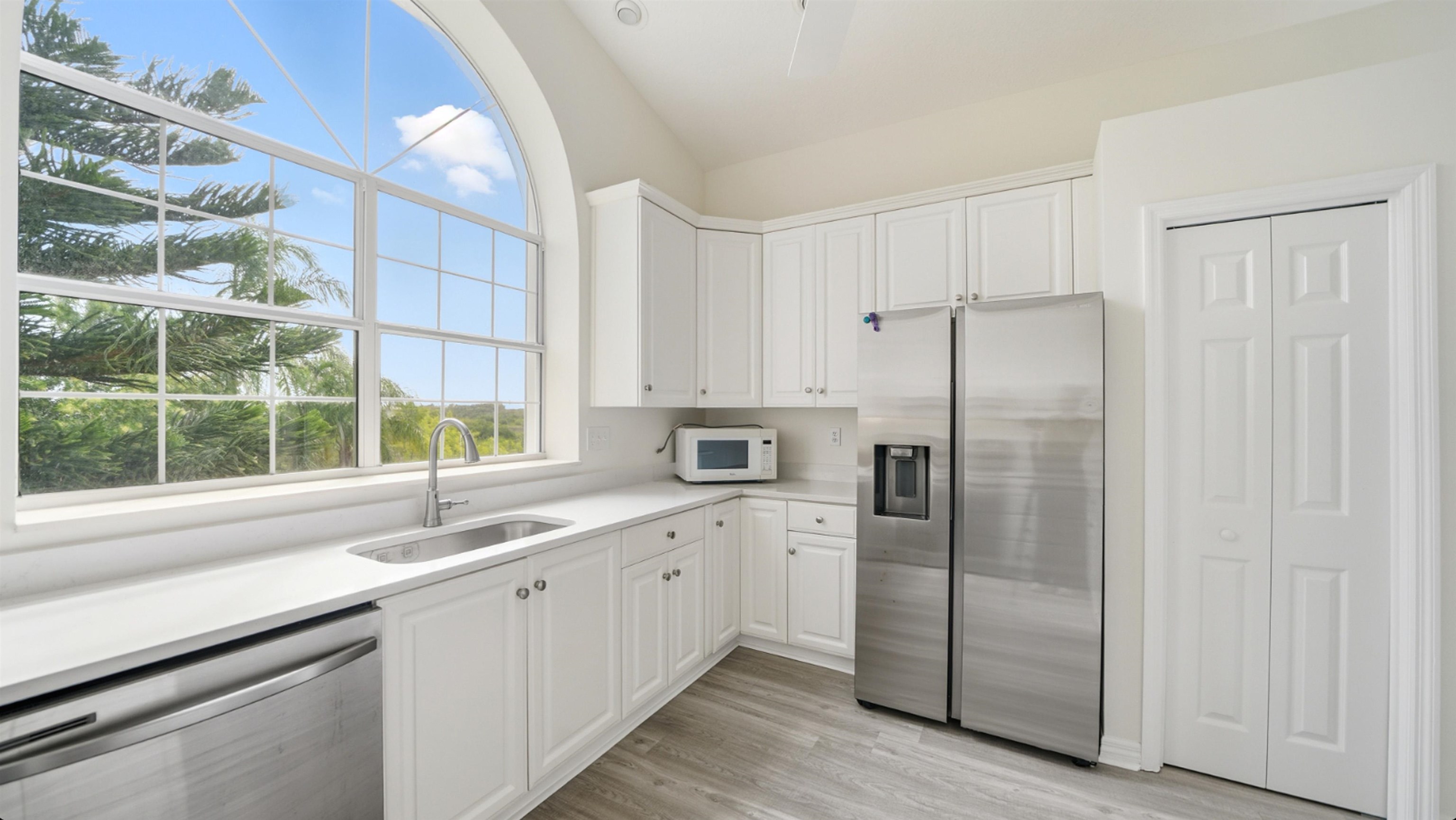 Image 13 of 73 For 300 Riverside Blvd