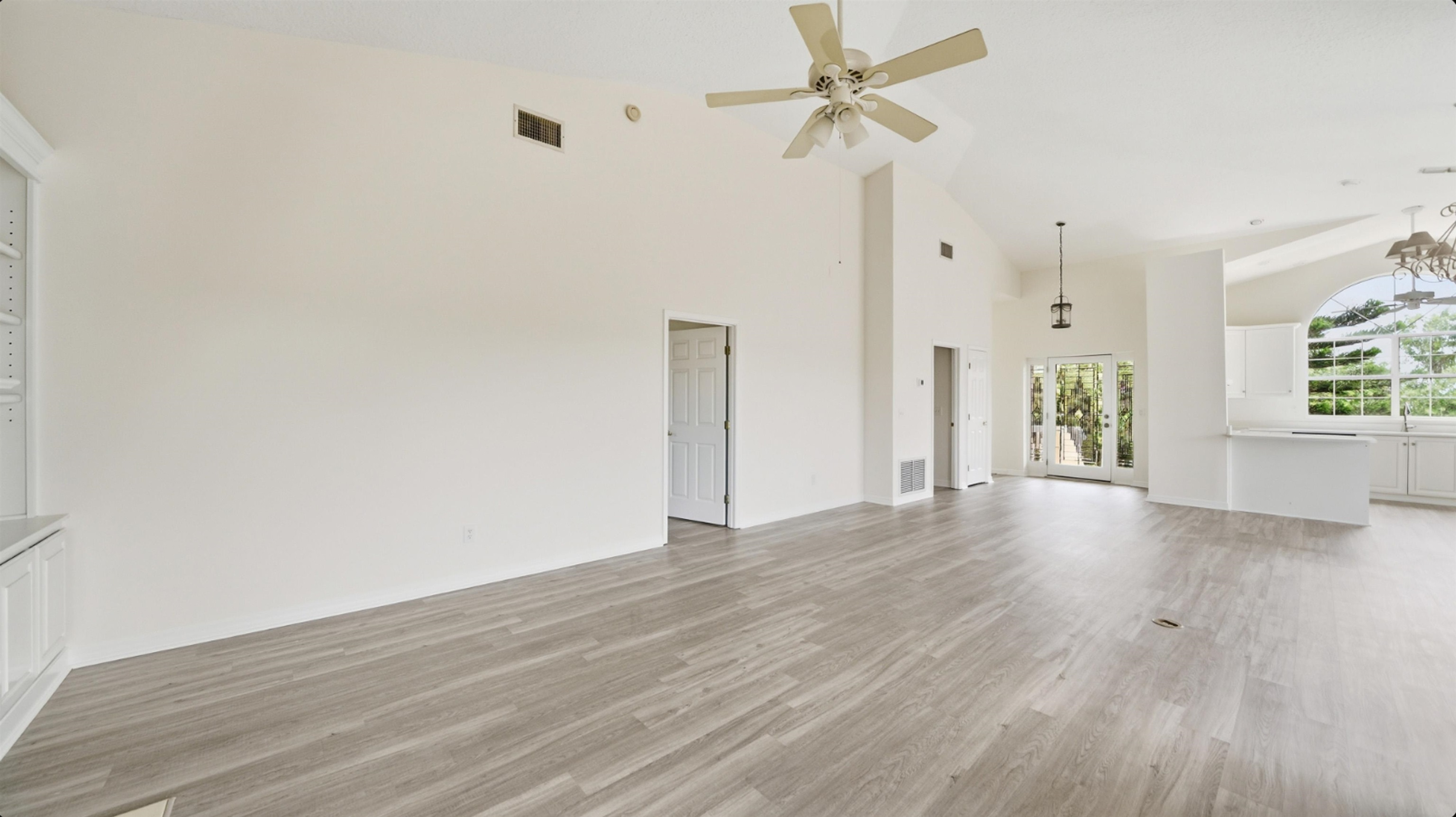 Image 16 of 73 For 300 Riverside Blvd