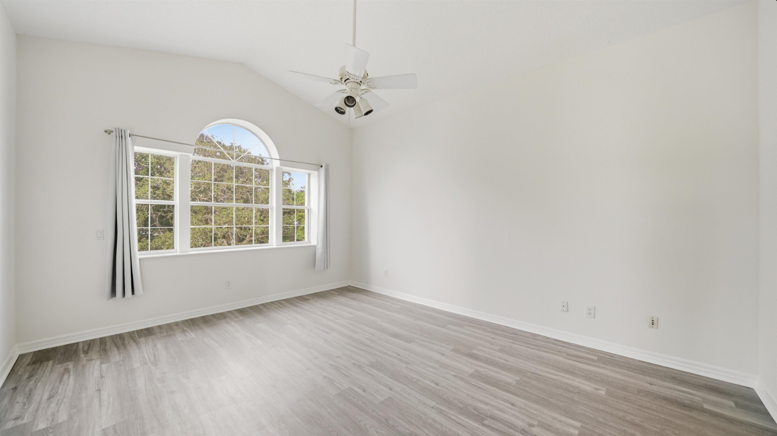 Image 19 of 73 For 300 Riverside Blvd