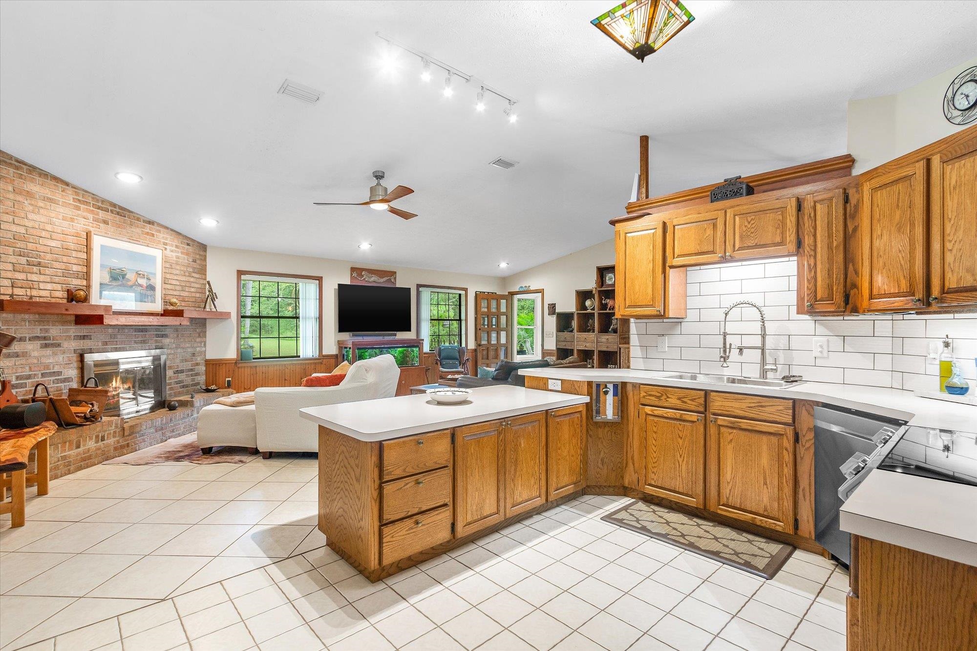 Image 5 of 65 For 2365 E Deerwood Ln