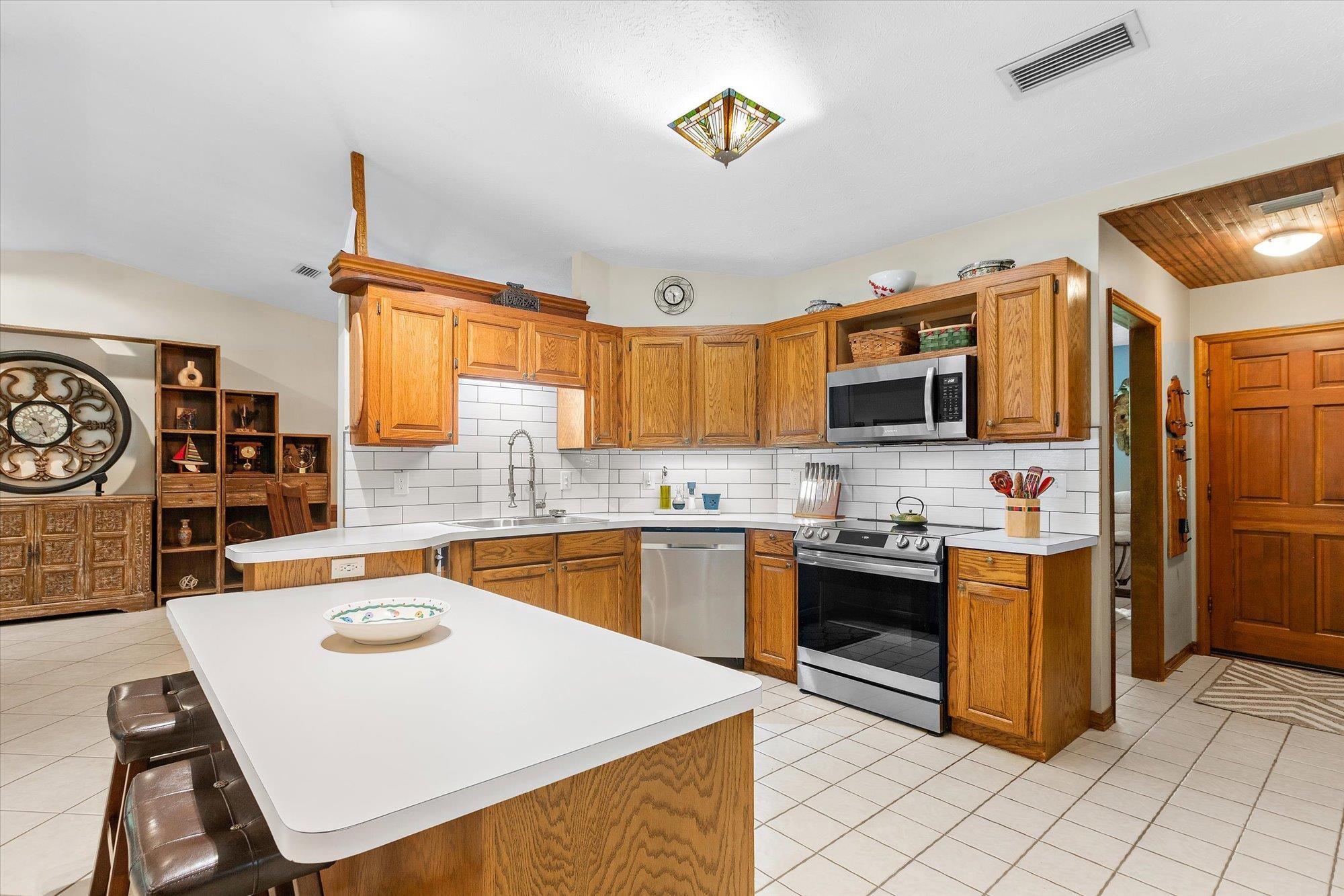 Image 8 of 65 For 2365 E Deerwood Ln