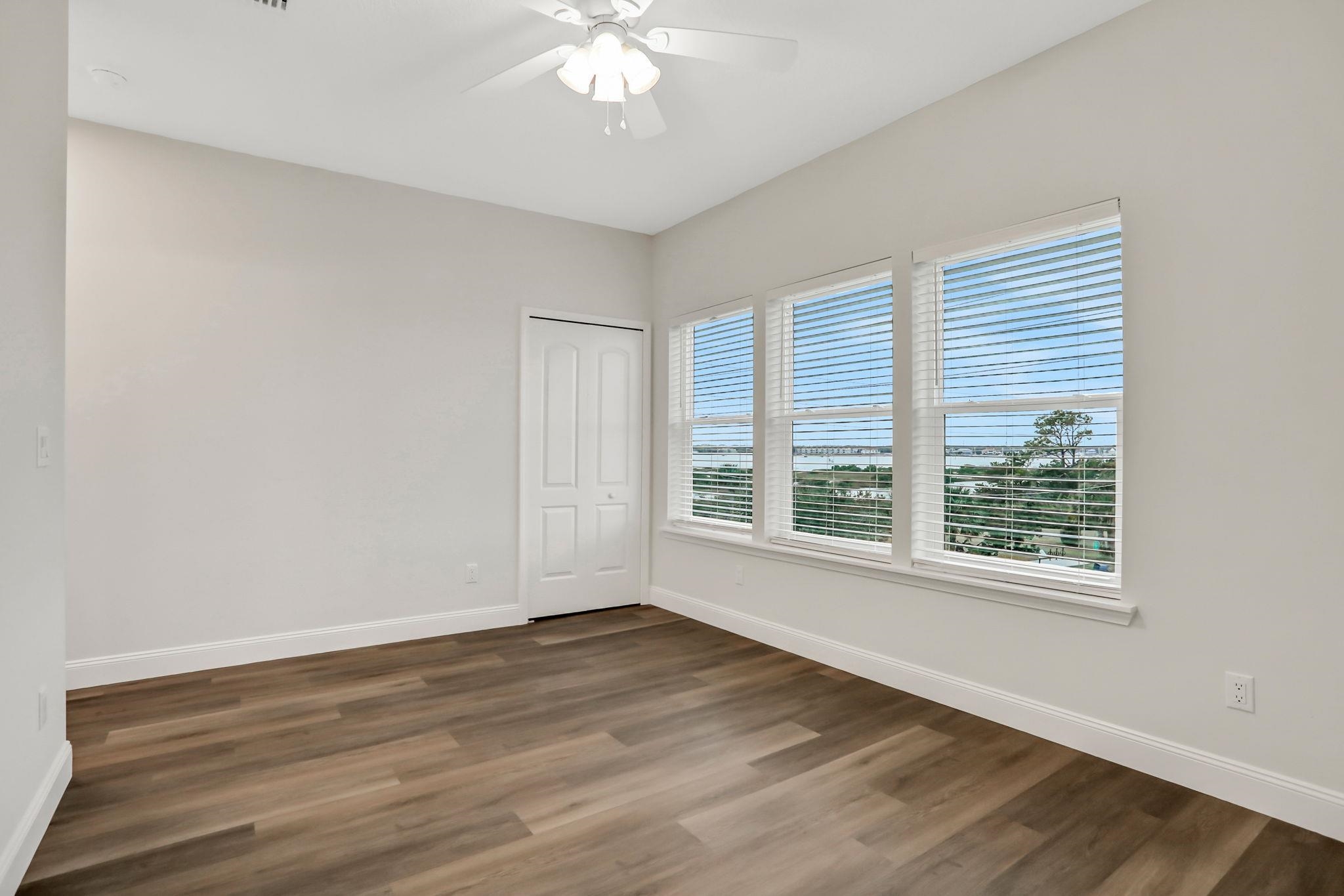 Image 19 of 50 For 524 Arricola Ave