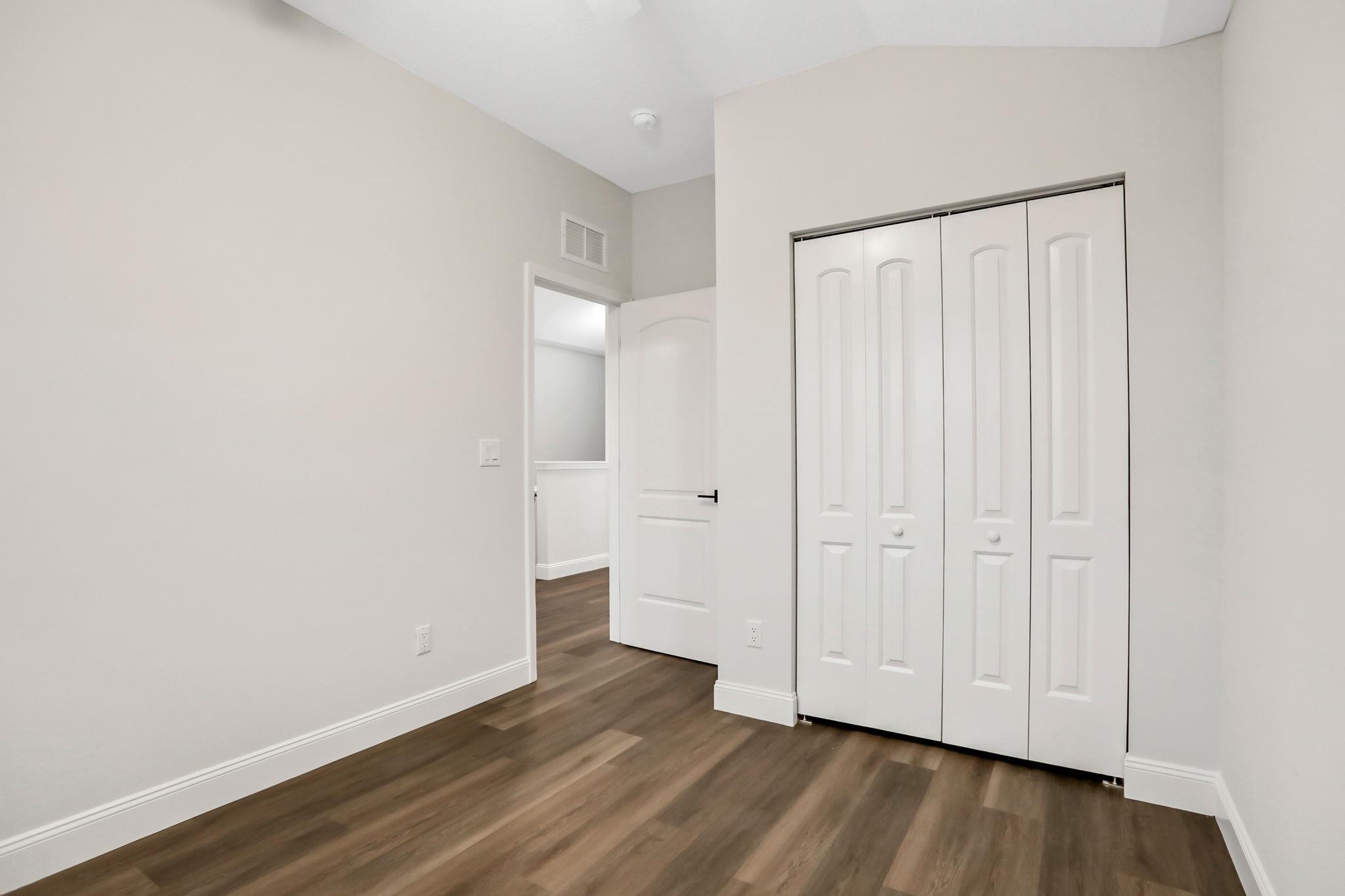 Image 23 of 50 For 524 Arricola Ave