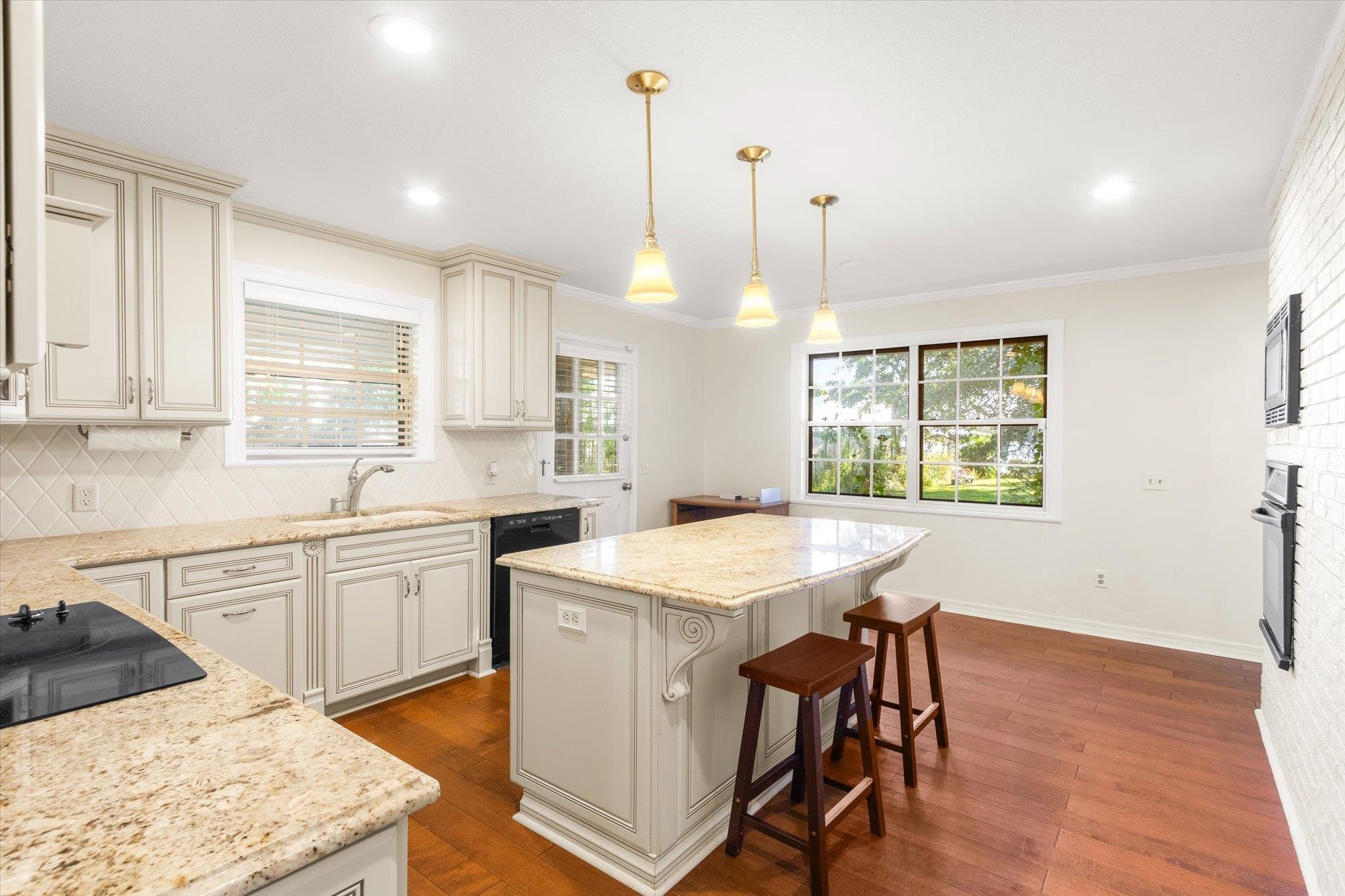 Image 11 of 78 For 500 Broward Rd
