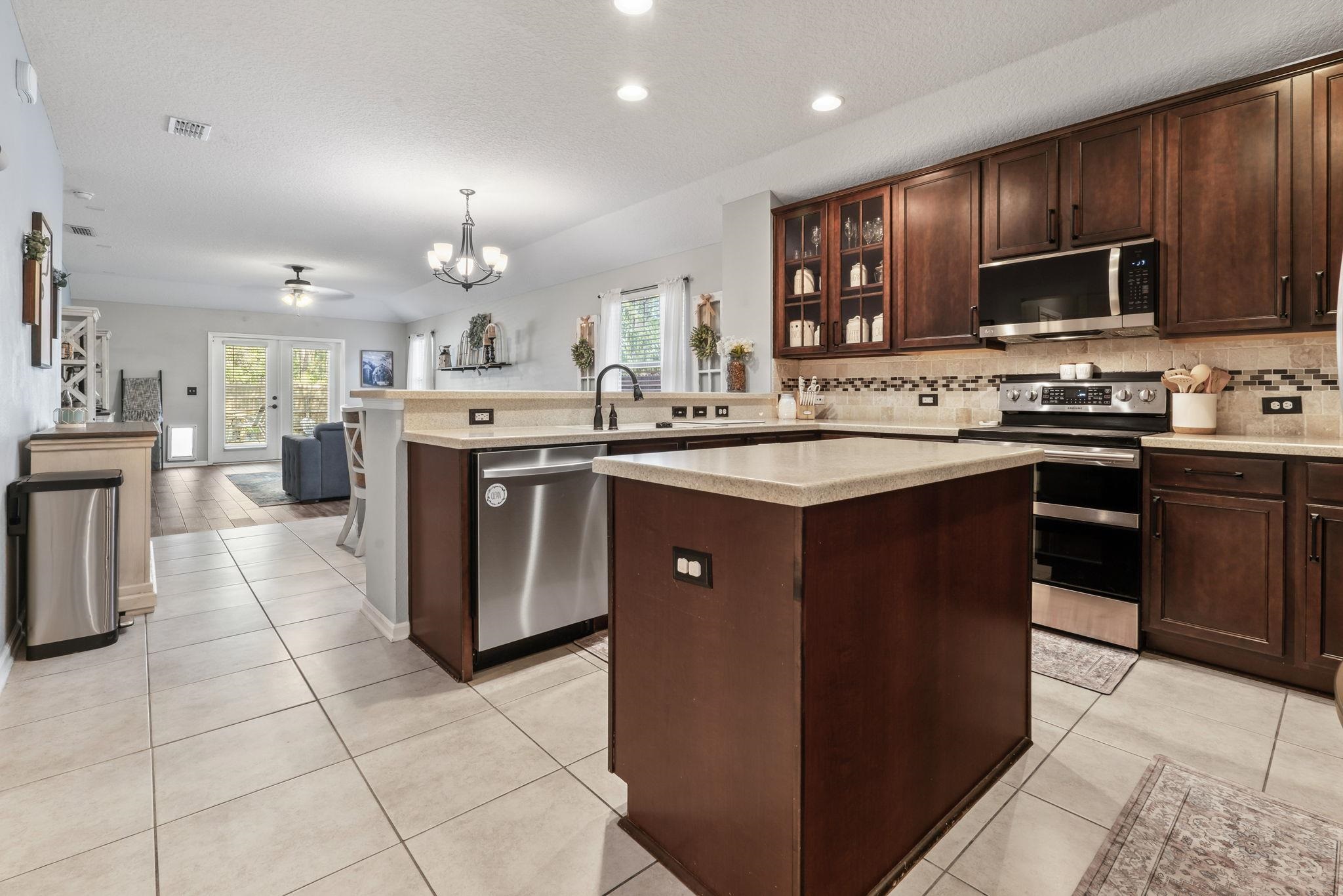 Image 16 of 44 For 467 New England Dr W