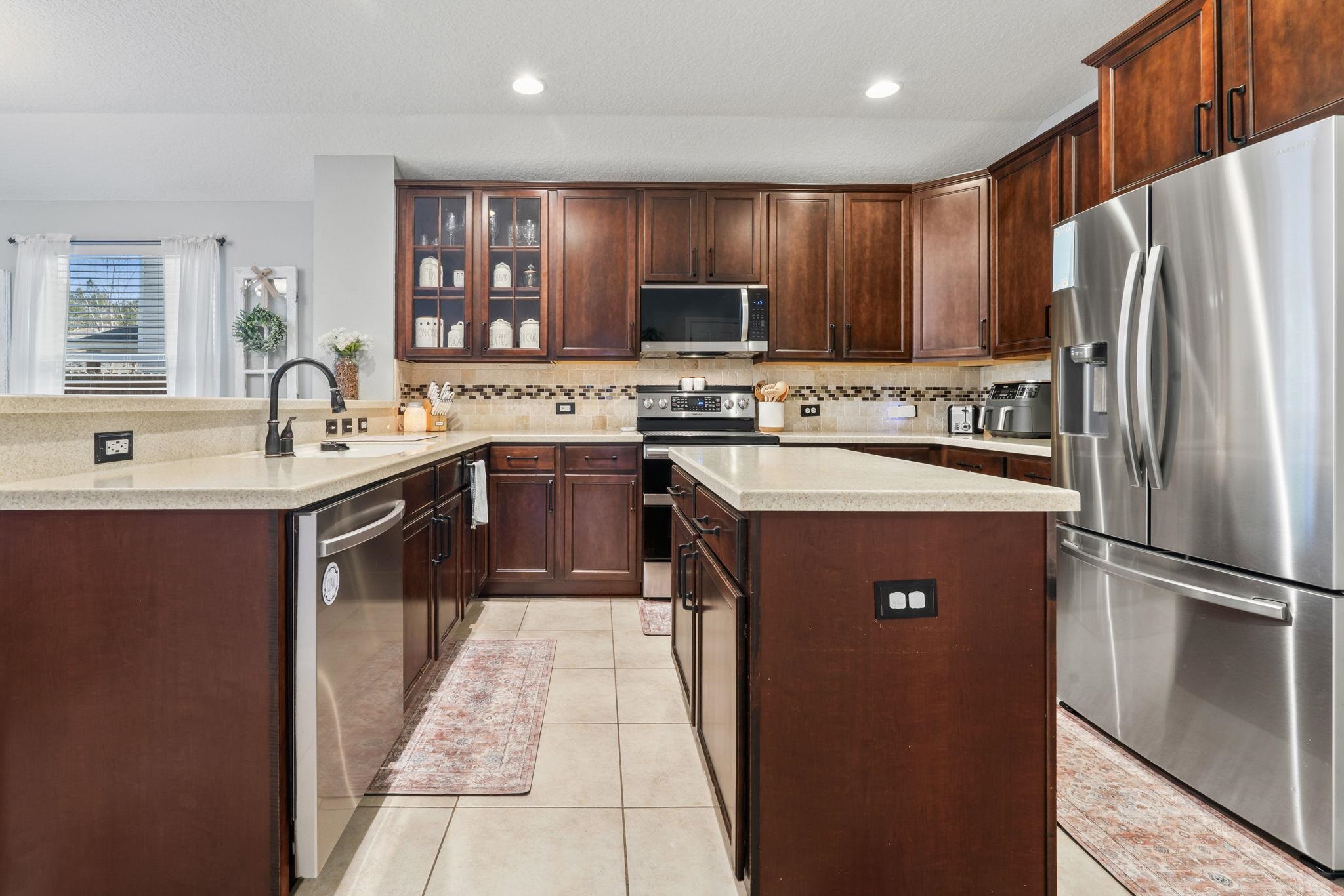 Image 17 of 44 For 467 New England Dr W