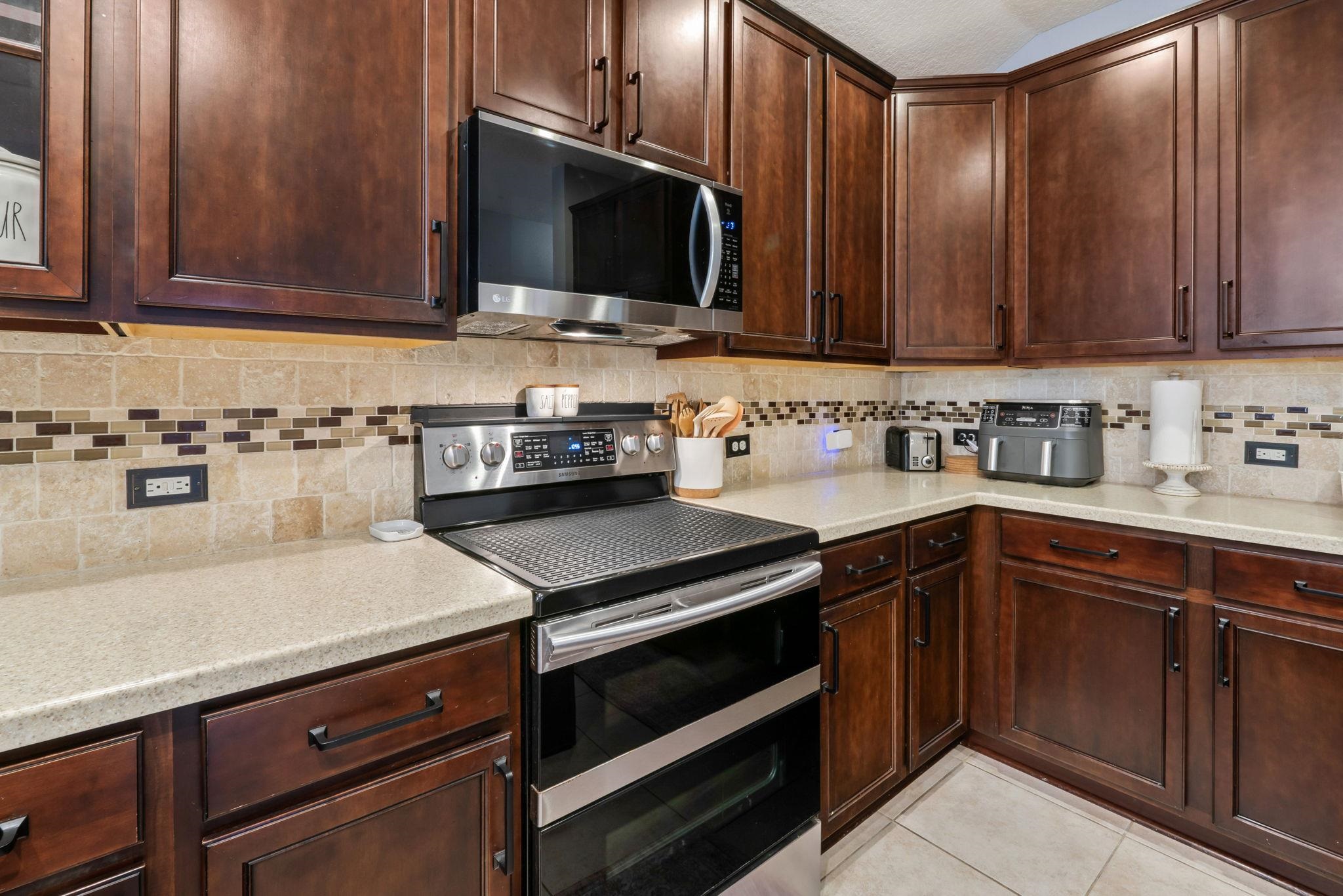 Image 18 of 44 For 467 New England Dr W