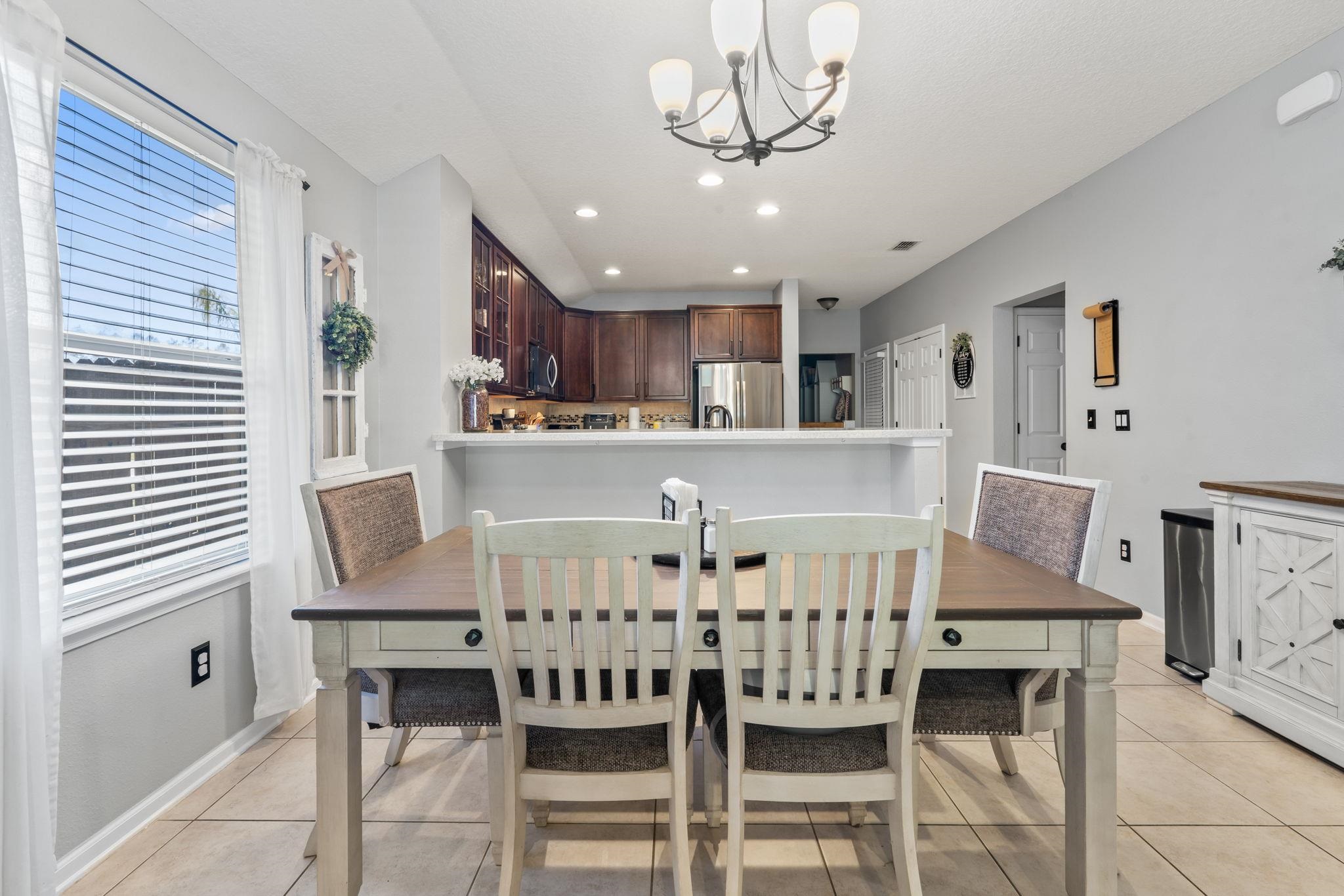 Image 22 of 44 For 467 New England Dr W