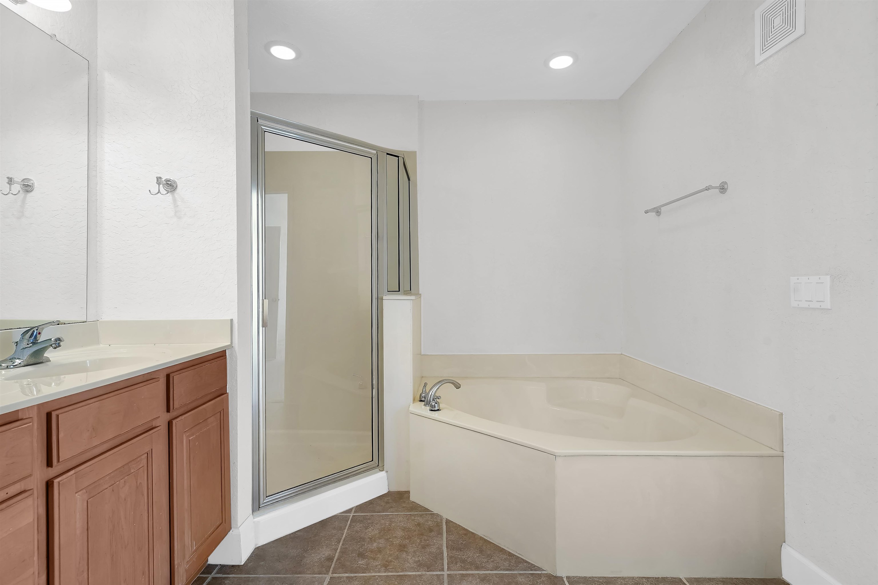 Image 18 of 40 For 626 Shores Blvd