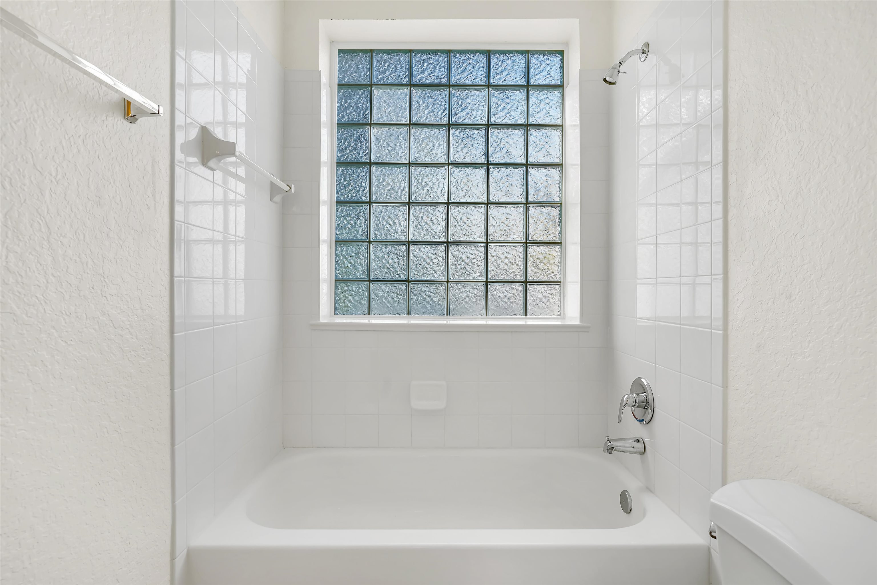 Image 23 of 40 For 626 Shores Blvd