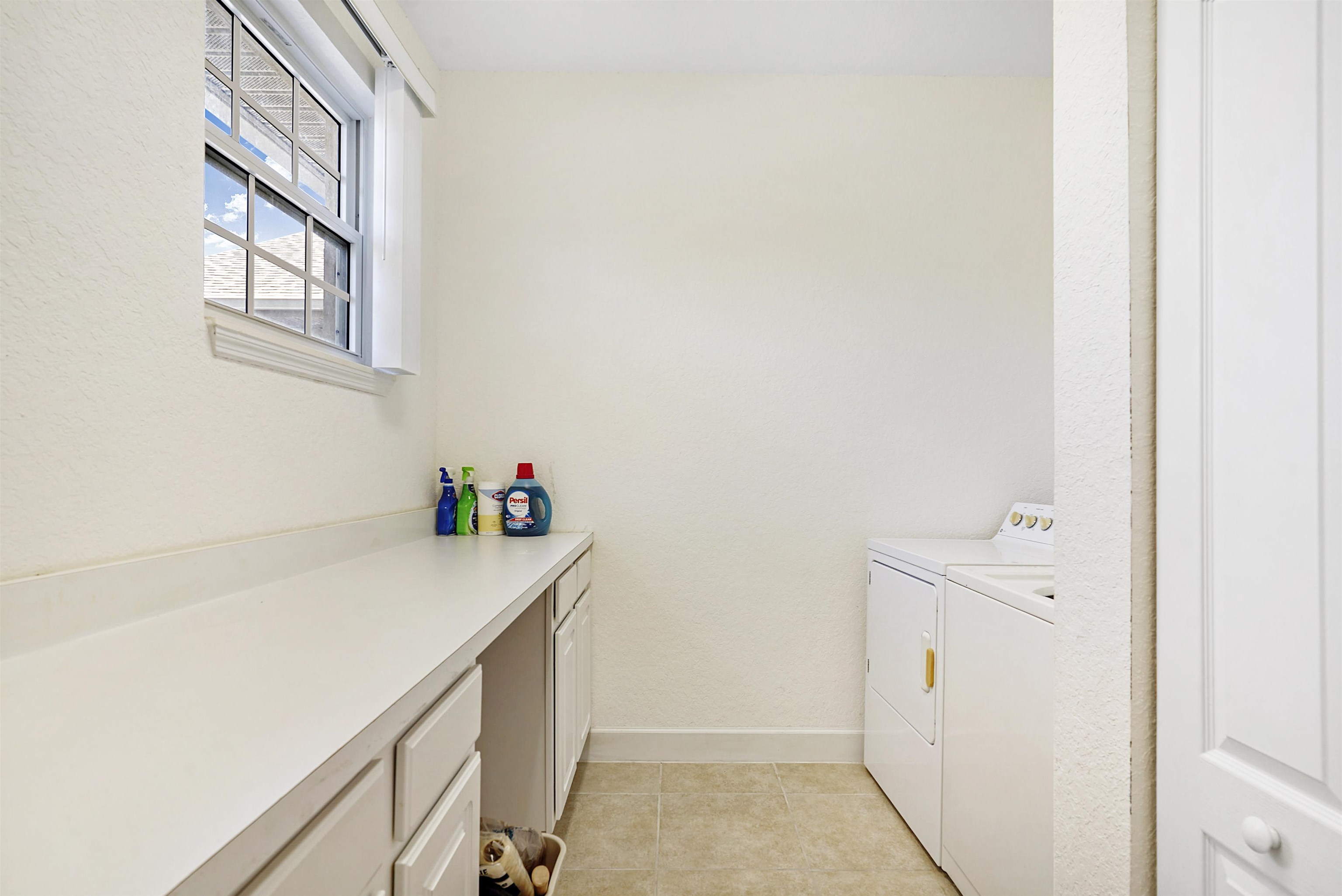 Image 33 of 47 For 632 Shores Blvd