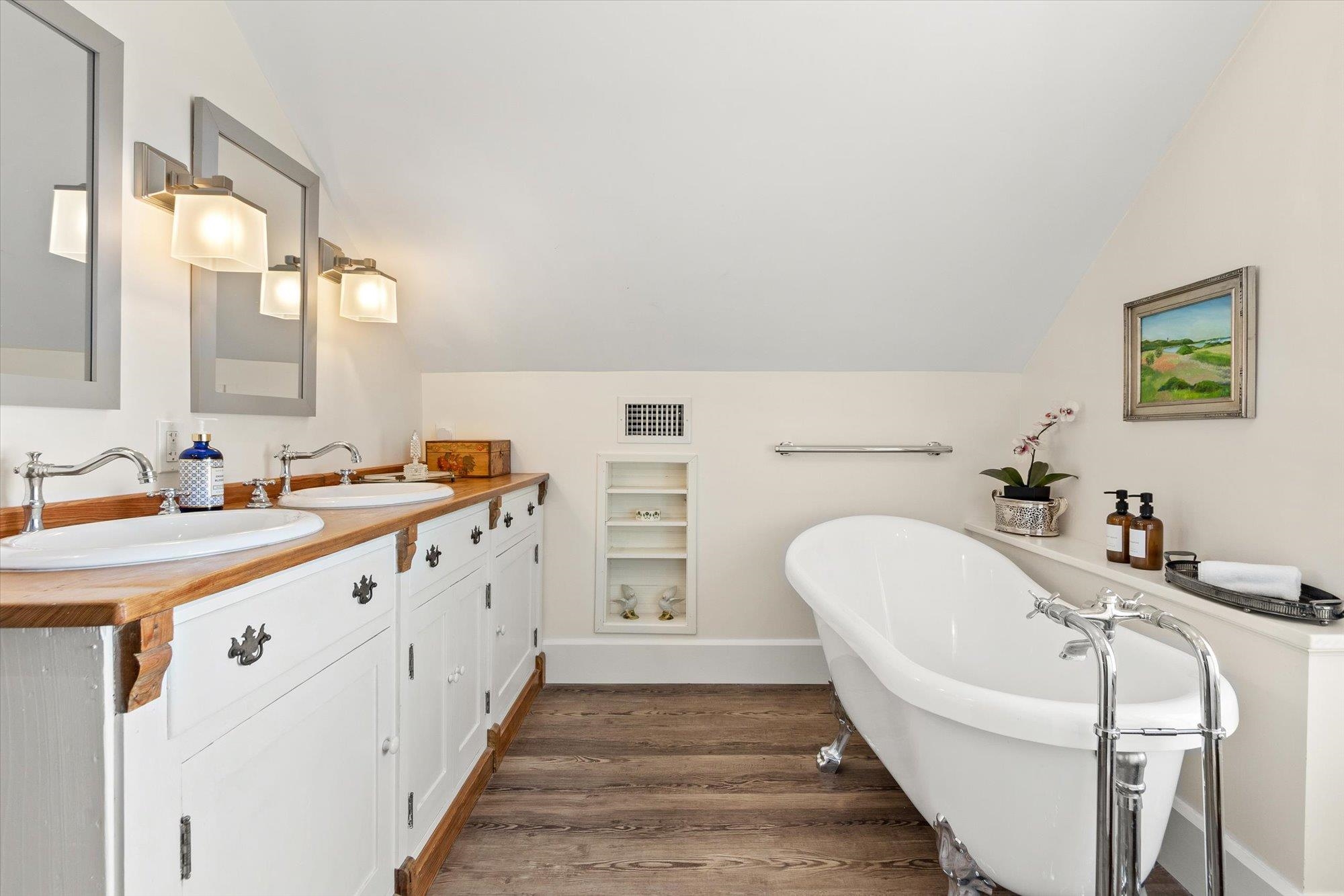 Image 10 of 76 For 16 Locust St