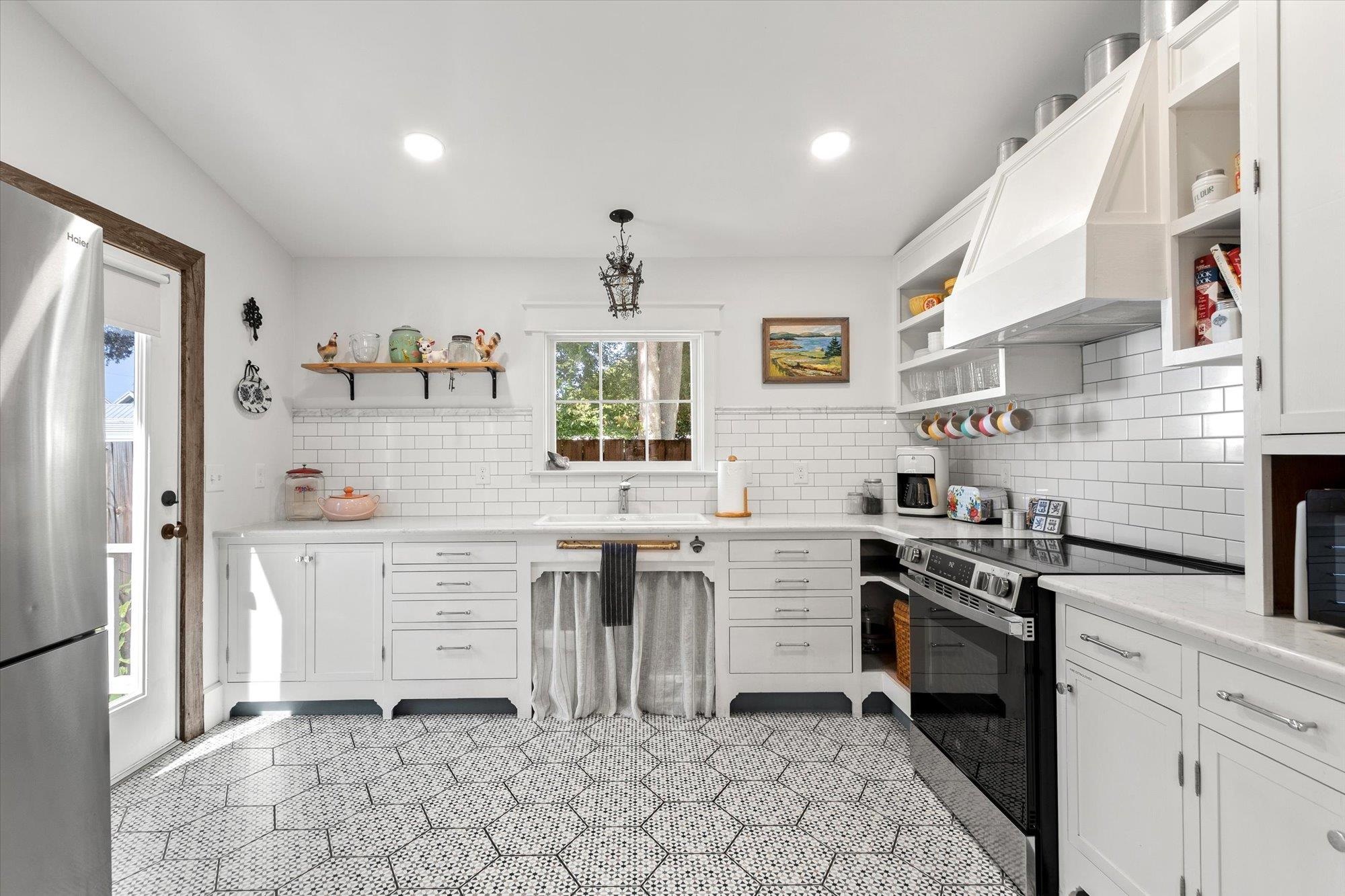 Image 14 of 76 For 16 Locust St