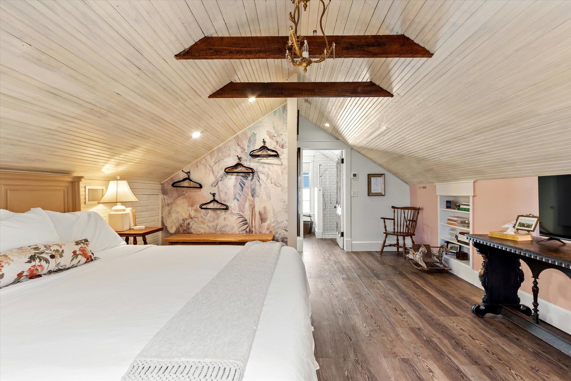 Image 9 of 76 For 16 Locust St