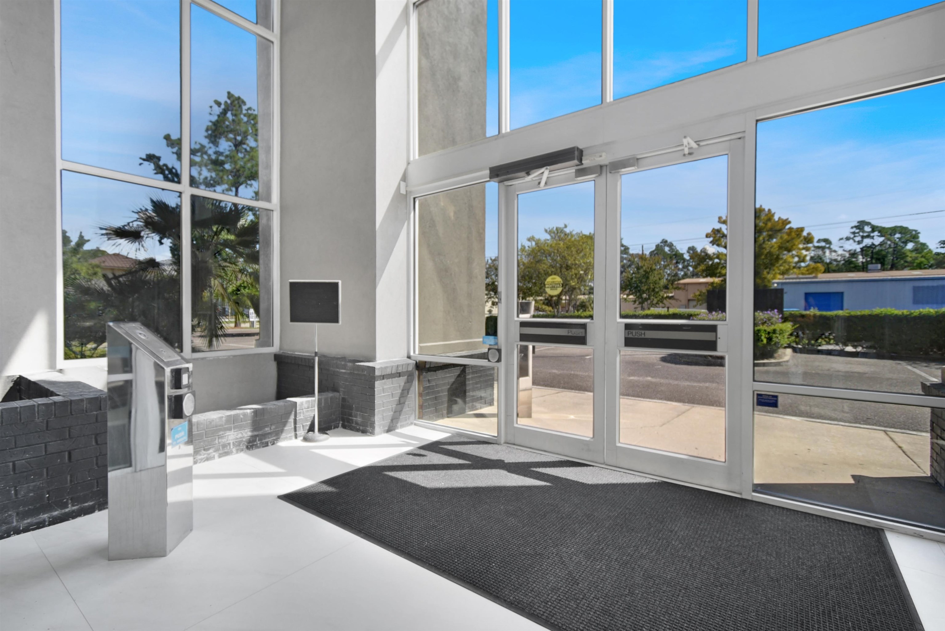 Image 22 of 83 For 9512 Sunbeam Center Dr