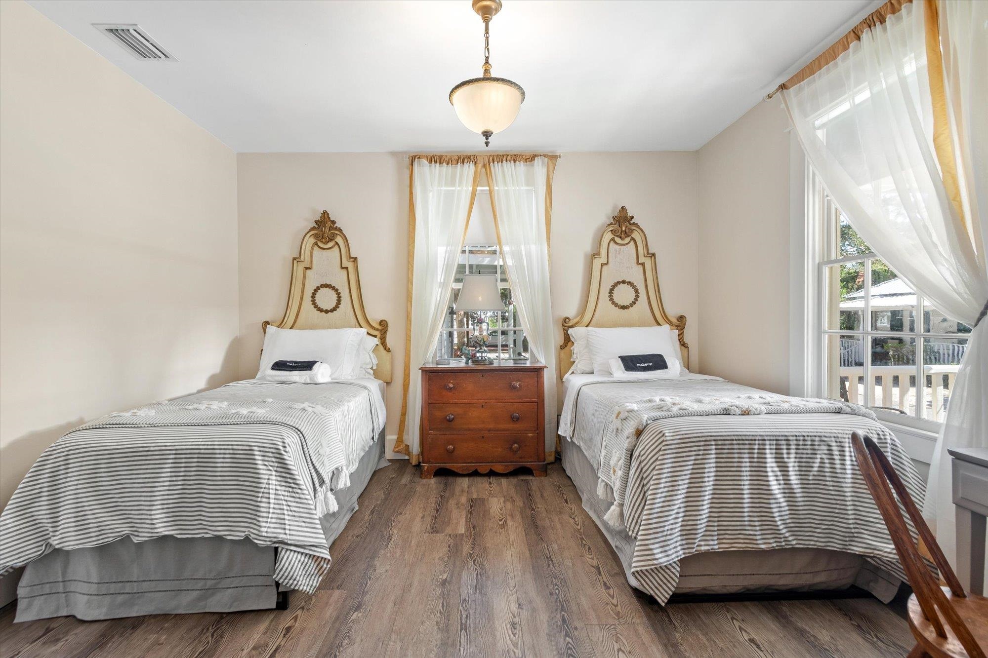 Image 17 of 75 For 16 Locust St