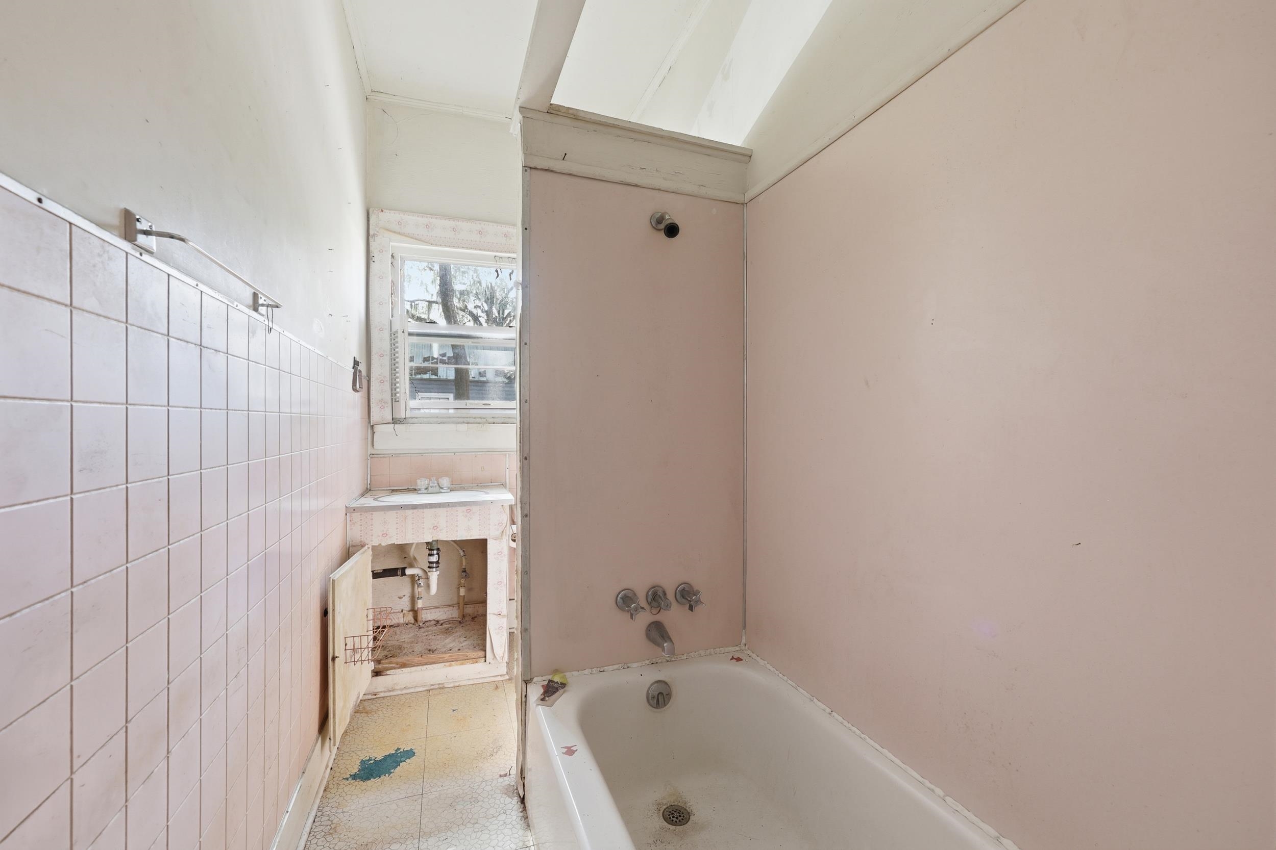 Image 21 of 39 For 9 Masters Dr