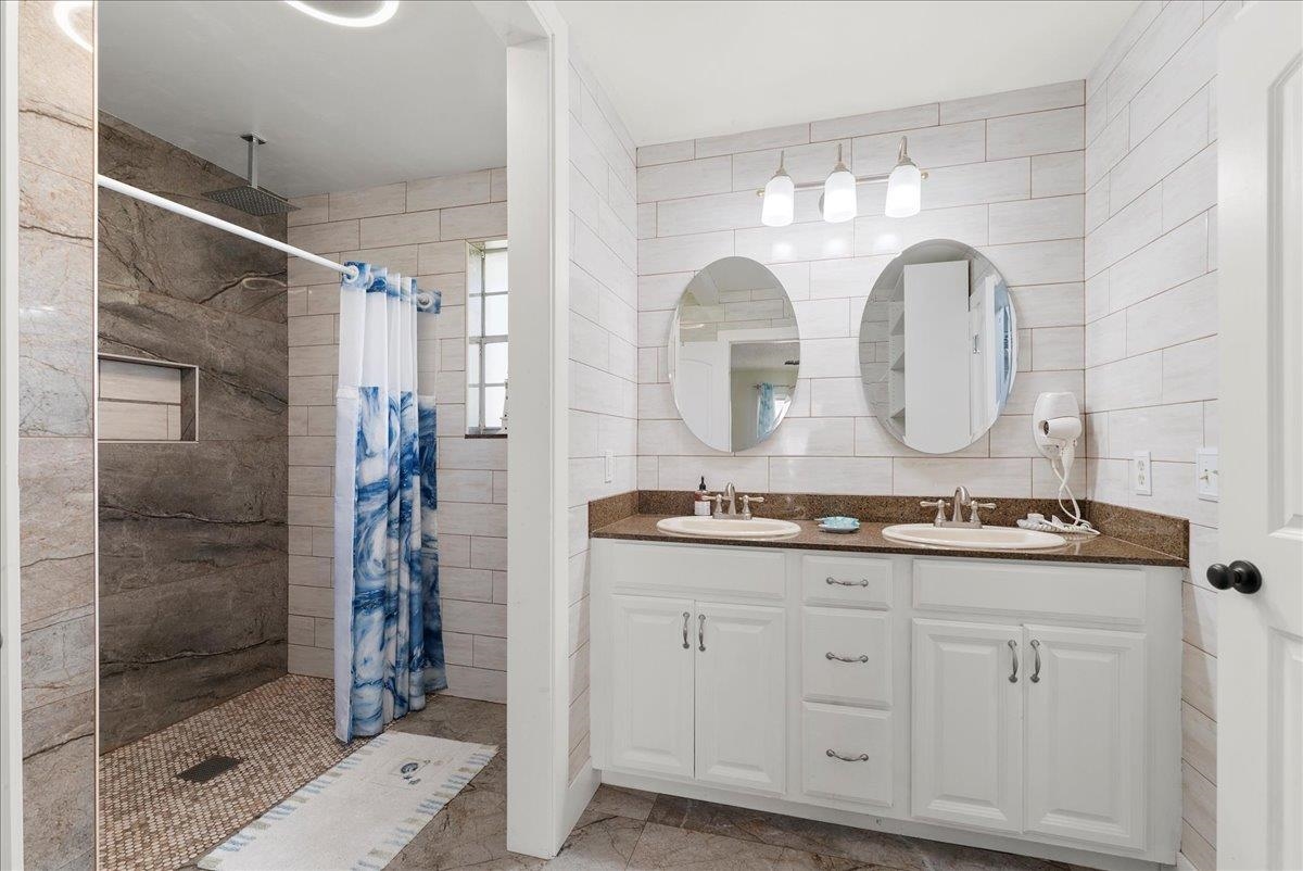 Image 16 of 52 For 3943 Eunice Rd