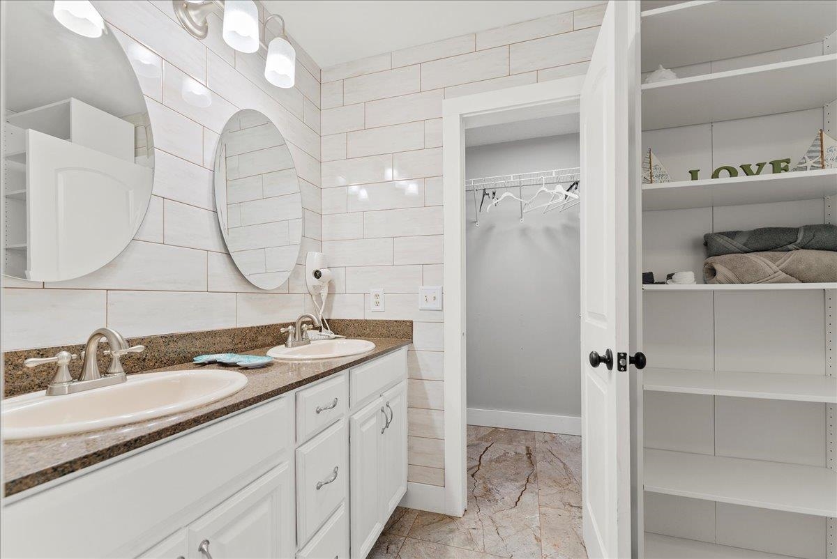 Image 17 of 52 For 3943 Eunice Rd