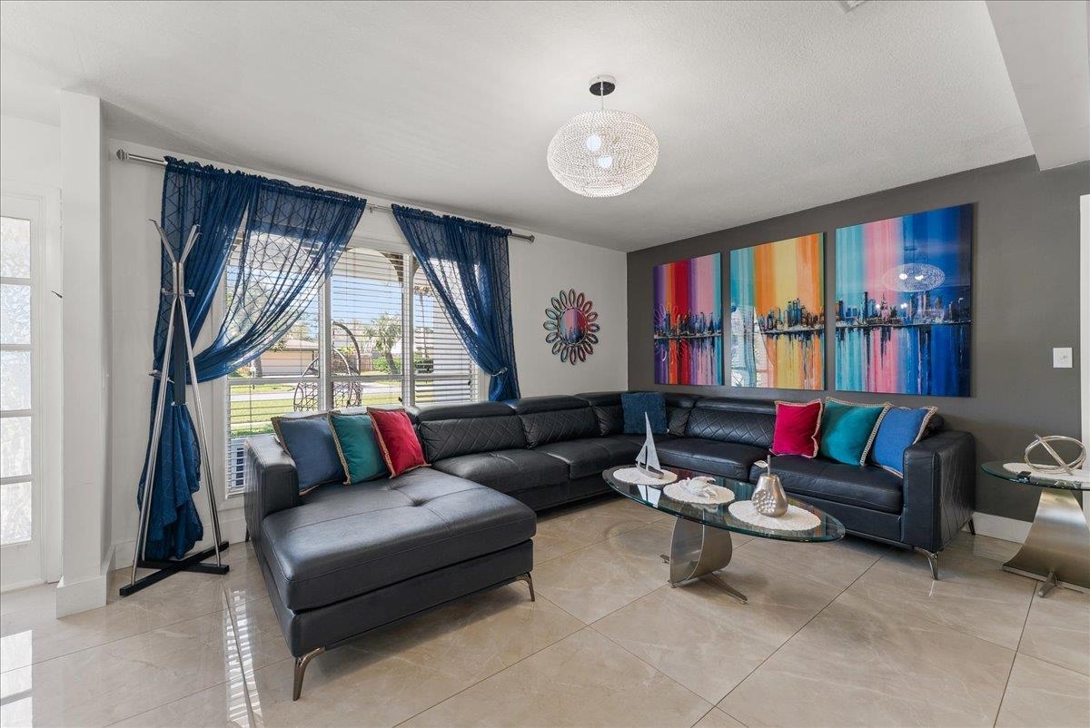 Image 6 of 52 For 3943 Eunice Rd