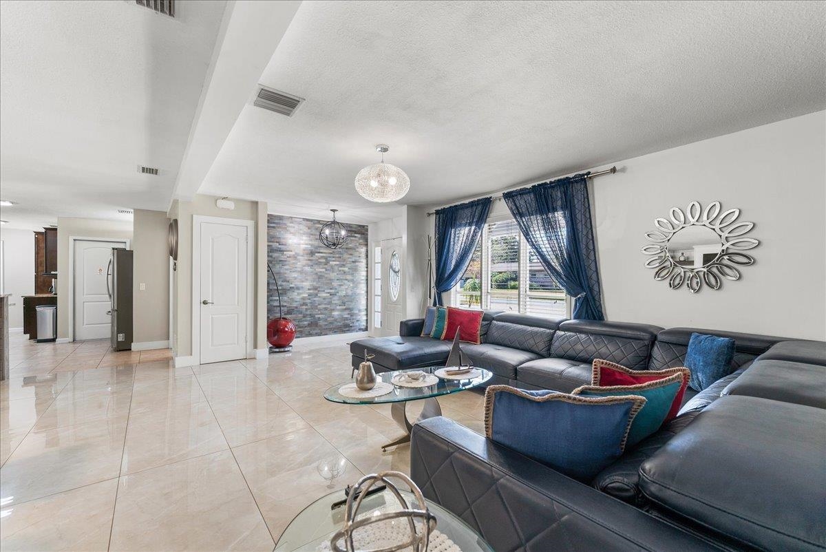 Image 7 of 52 For 3943 Eunice Rd