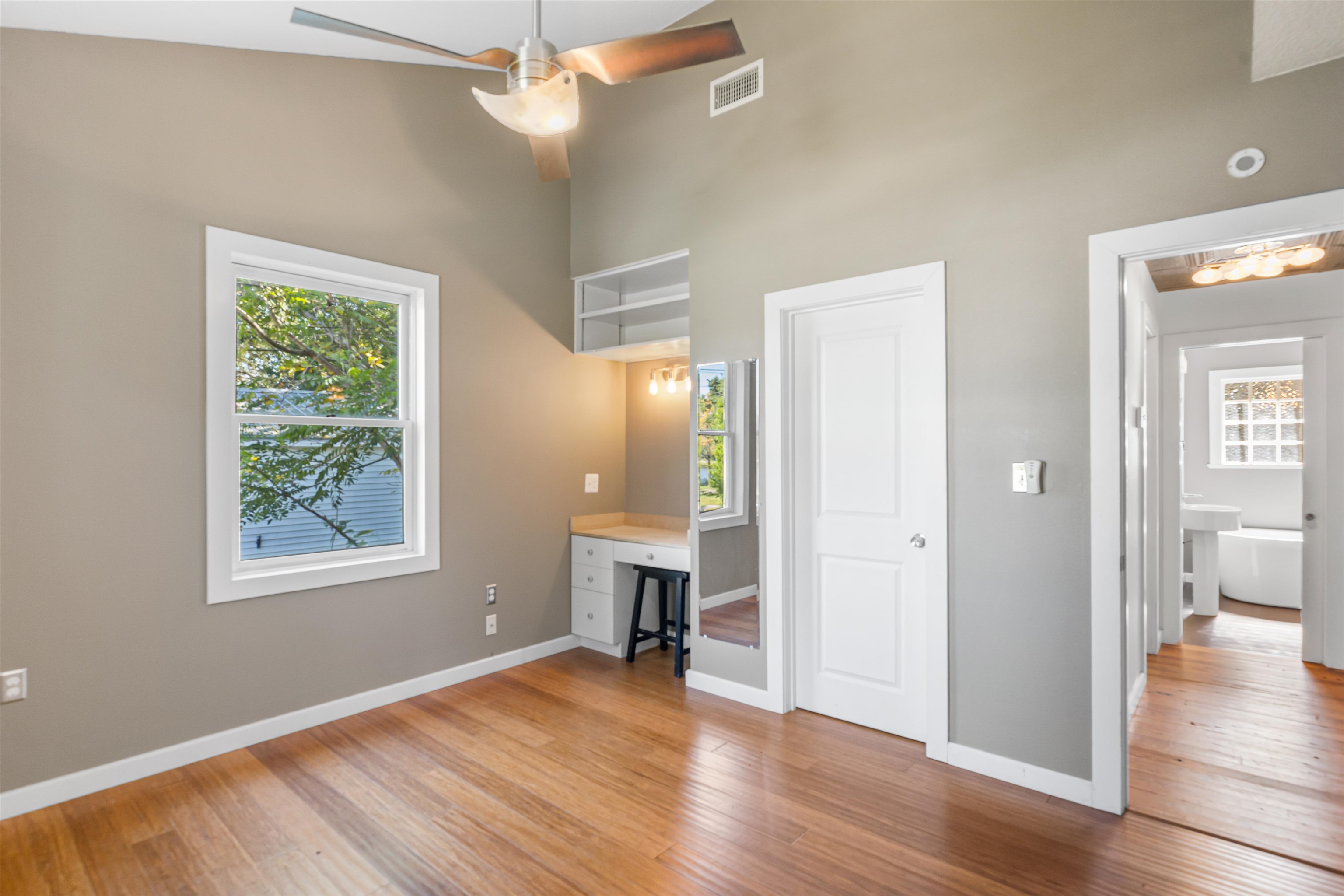 Image 17 of 54 For 5 Carey St.  